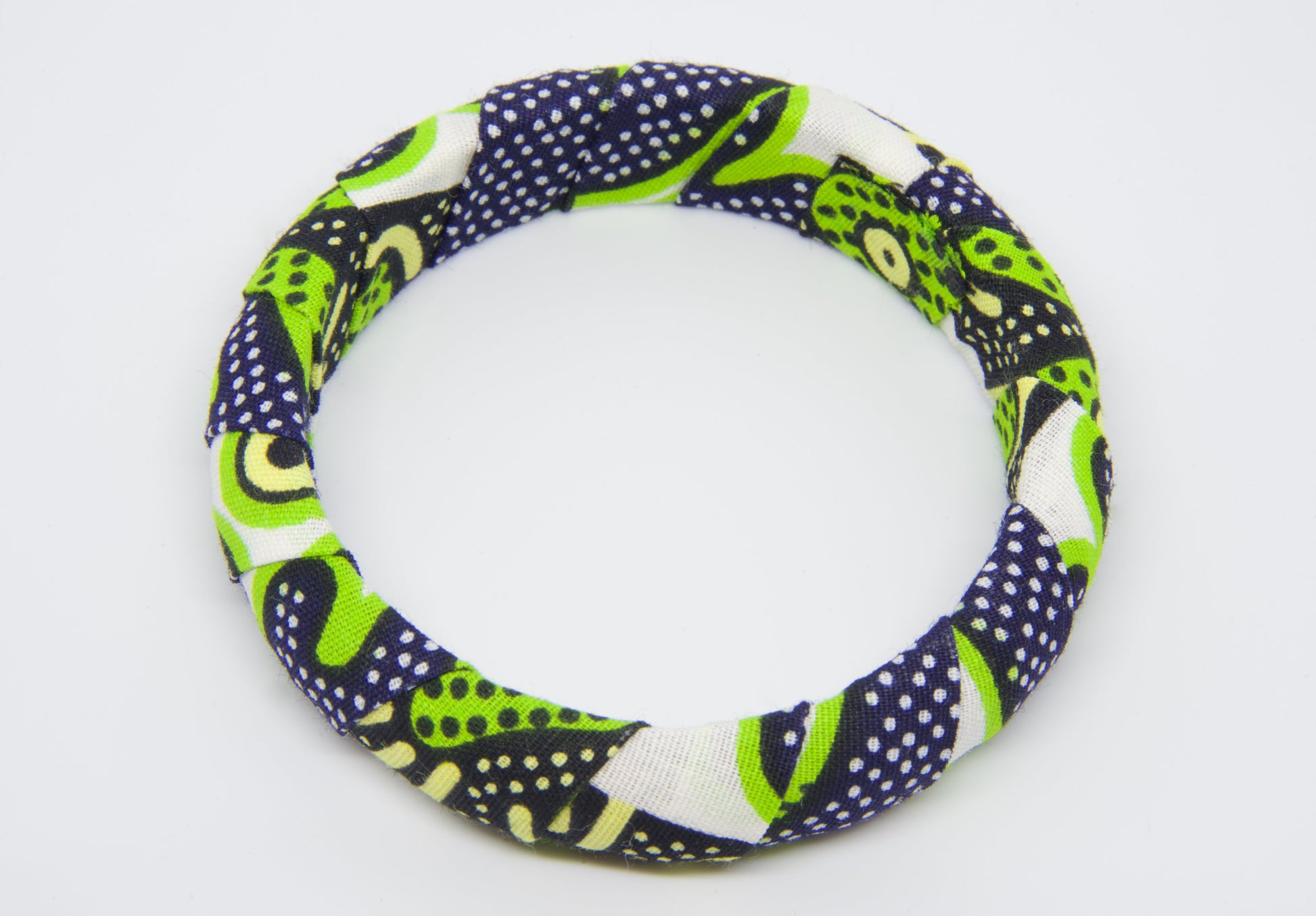 Bracelet  Artisanale en bois et tissu Wax - Couleurs : vert, bleu, blanc, noir, jaune - djekoowax.com