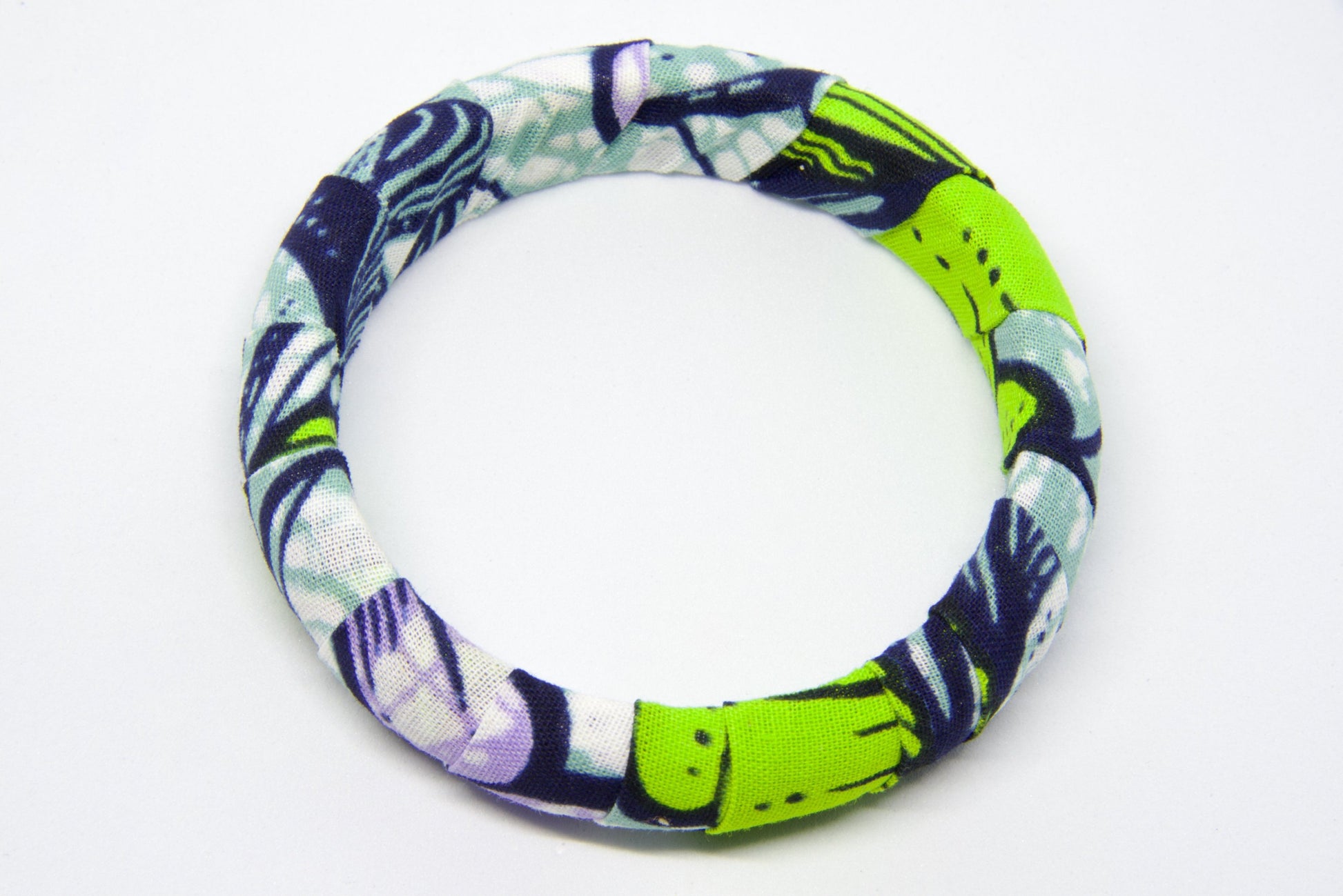 Bracelet artisanal en bois et tissu wax bleu, vert, violet, blanc