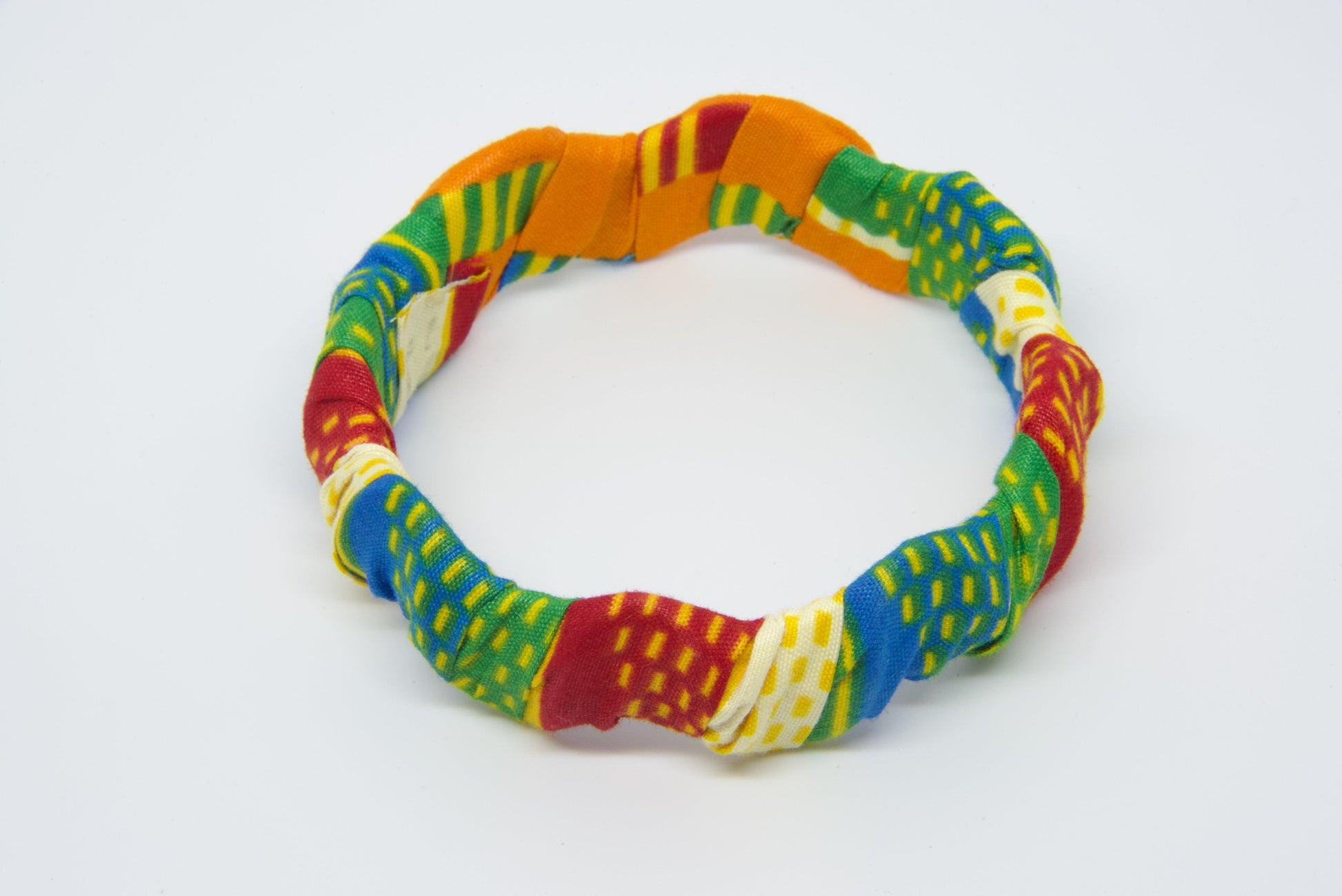 bracelet artisanal femme en bois et tissu wax fait main, de couleurs rouge, beige, orange, vert, bleu, jaune