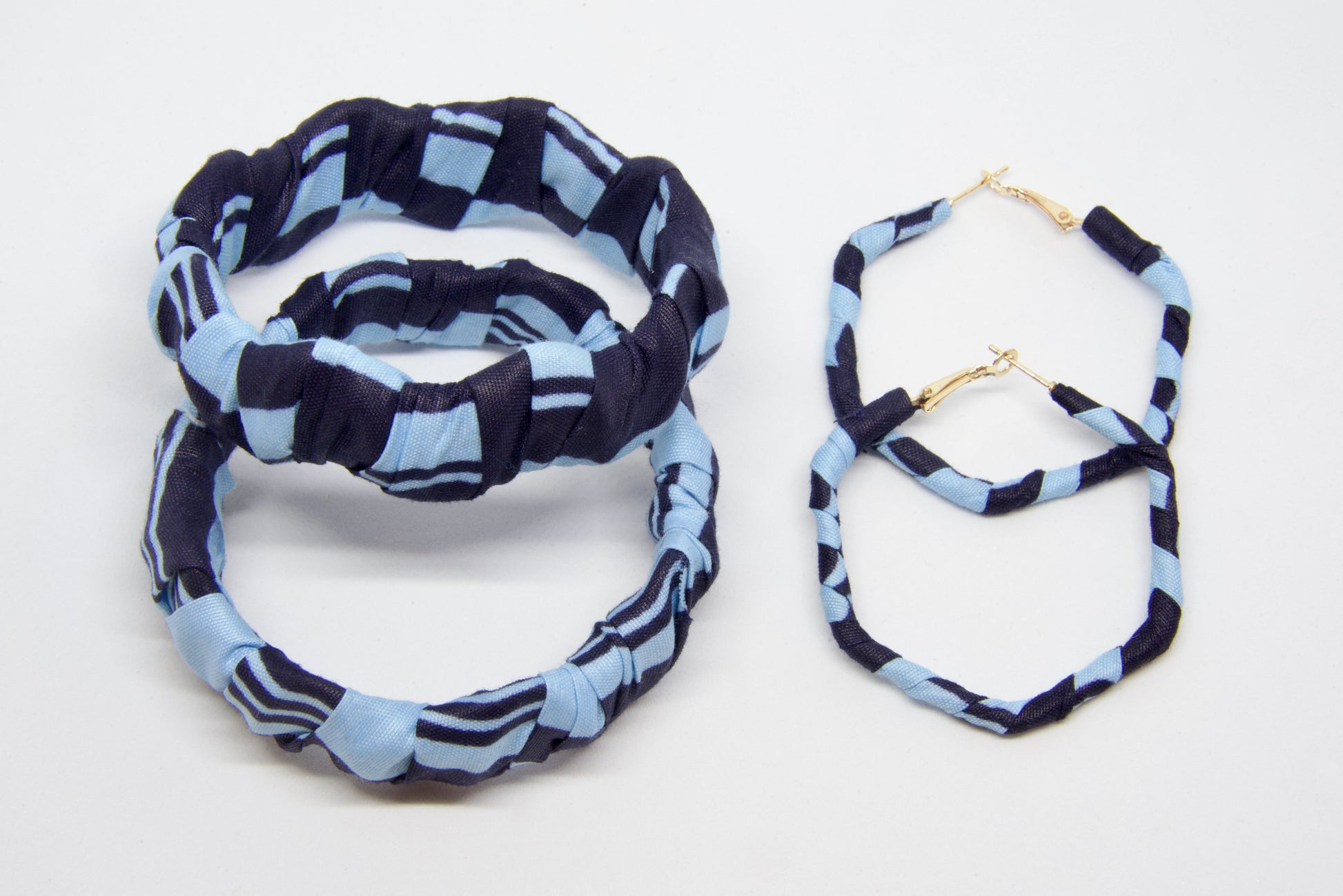 Ensemble bracelets et boucles d'oreilles artisanales en tissu wax, couleurs bleu marine et bleu ciel