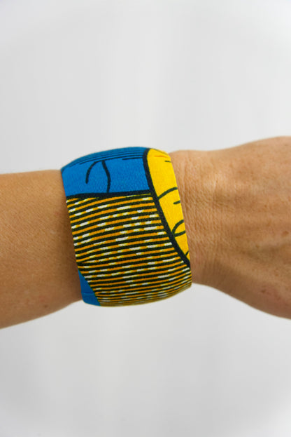 Bracelet manchette pour femme en métal et tissu wax de couleurs bleu, jaune et noir