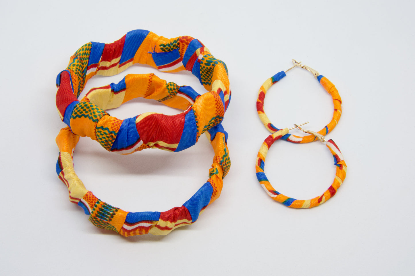 Ensemble bracelets  boucles d'oreilles en tissu wax fait main, couleurs orange, rouge, bleu, beige