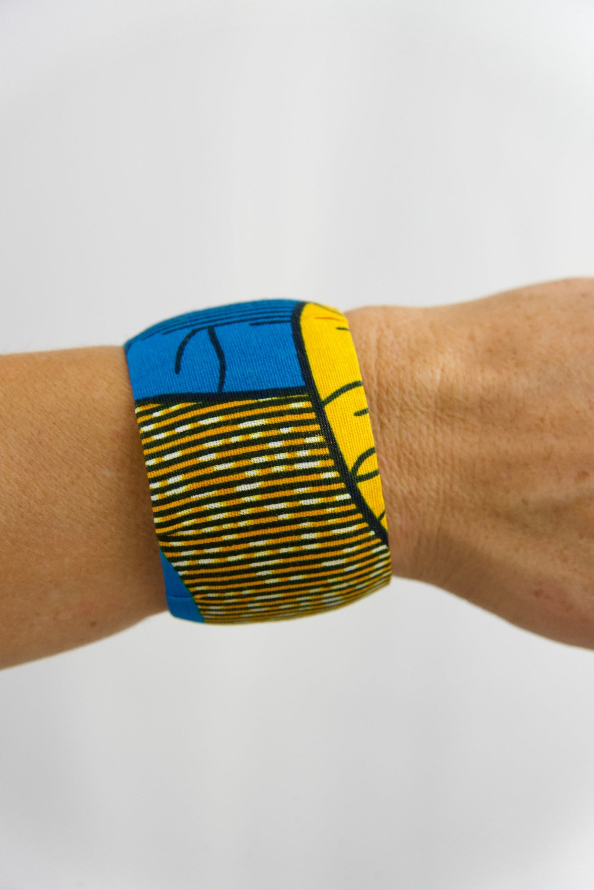 Bracelet en métal et tissu wax bleu jaune et noir