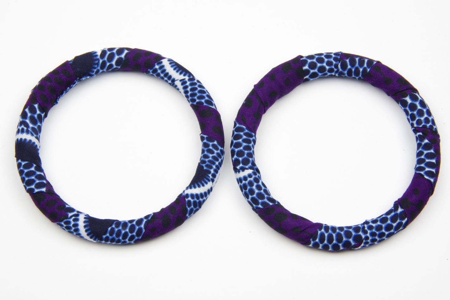 Bracelets double support bois et en tissu wax violet noir bleu et blanc, fabrication artisanale