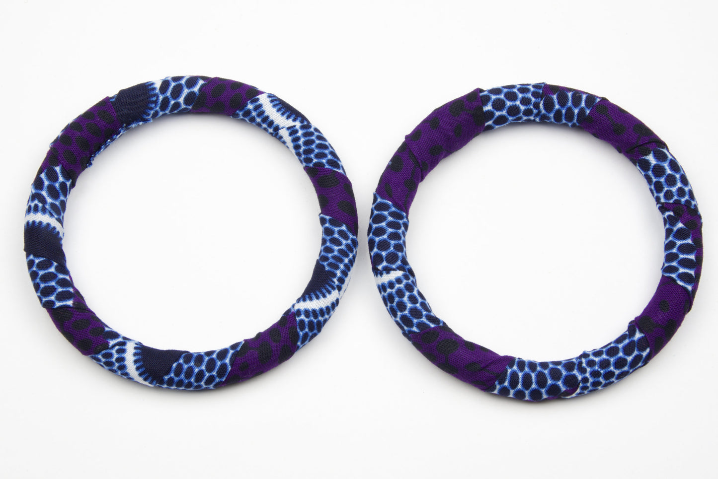 Bracelets en bois et tissu wax de couleurs violet noir bleu blanc