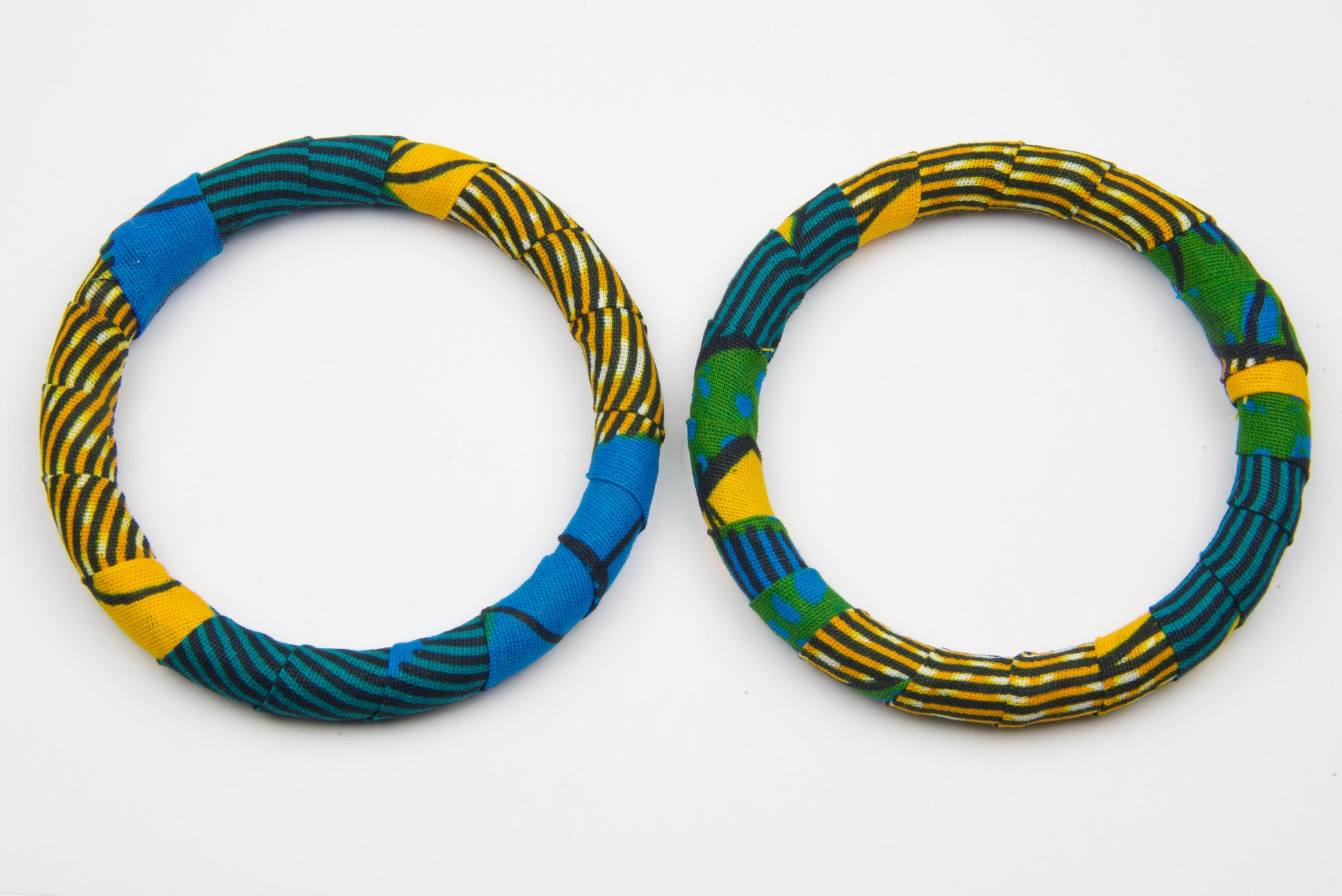 Bracelets double artisanaux en bois et tissu wax vert, jaune, bleu, noir- djekoowax.com