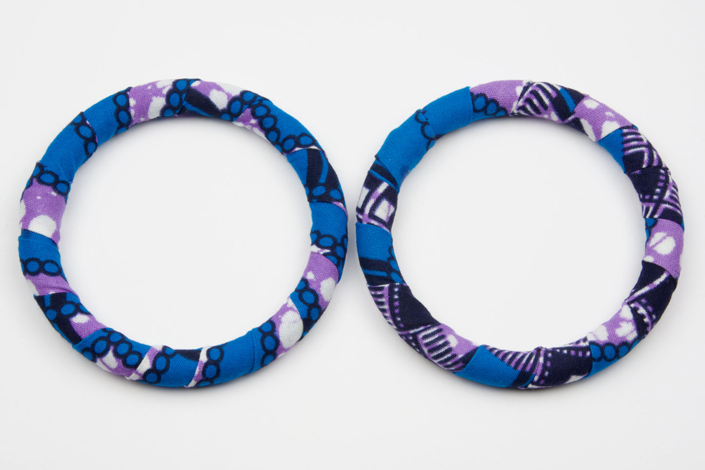 Parure Wax Ras De Cou - djekoowax.com - Deux Bracelets support bois et tissu wax bleu violet blanc - Fabrication artisanale