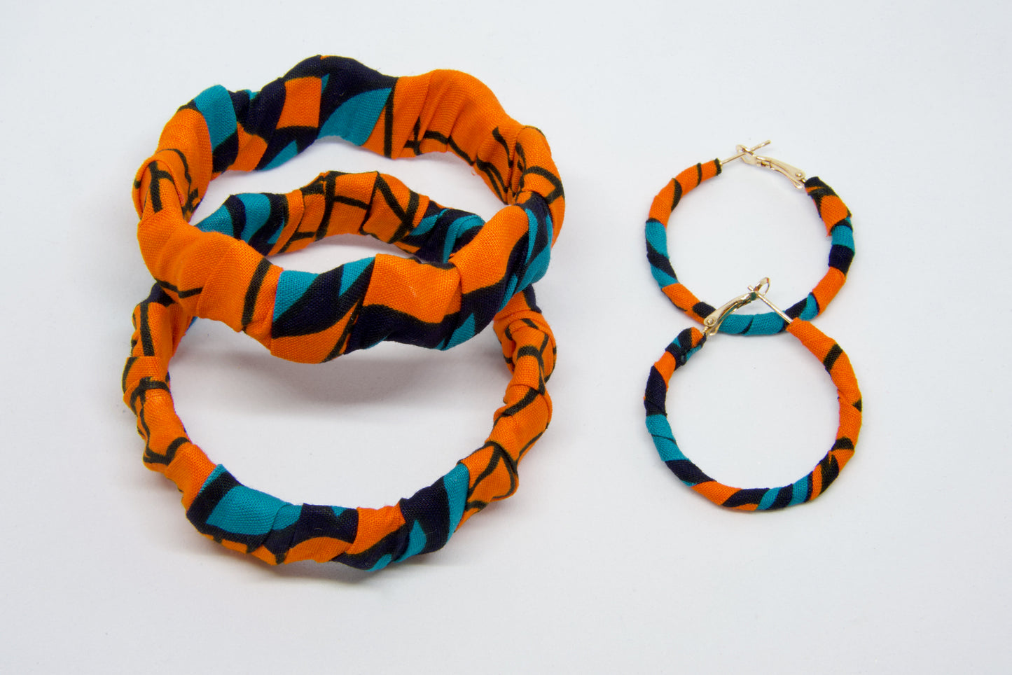 Ensemble de bracelets et boucles d'oreilles artisanales en tissu wax, couleurs orange noir et bleu turquoise 