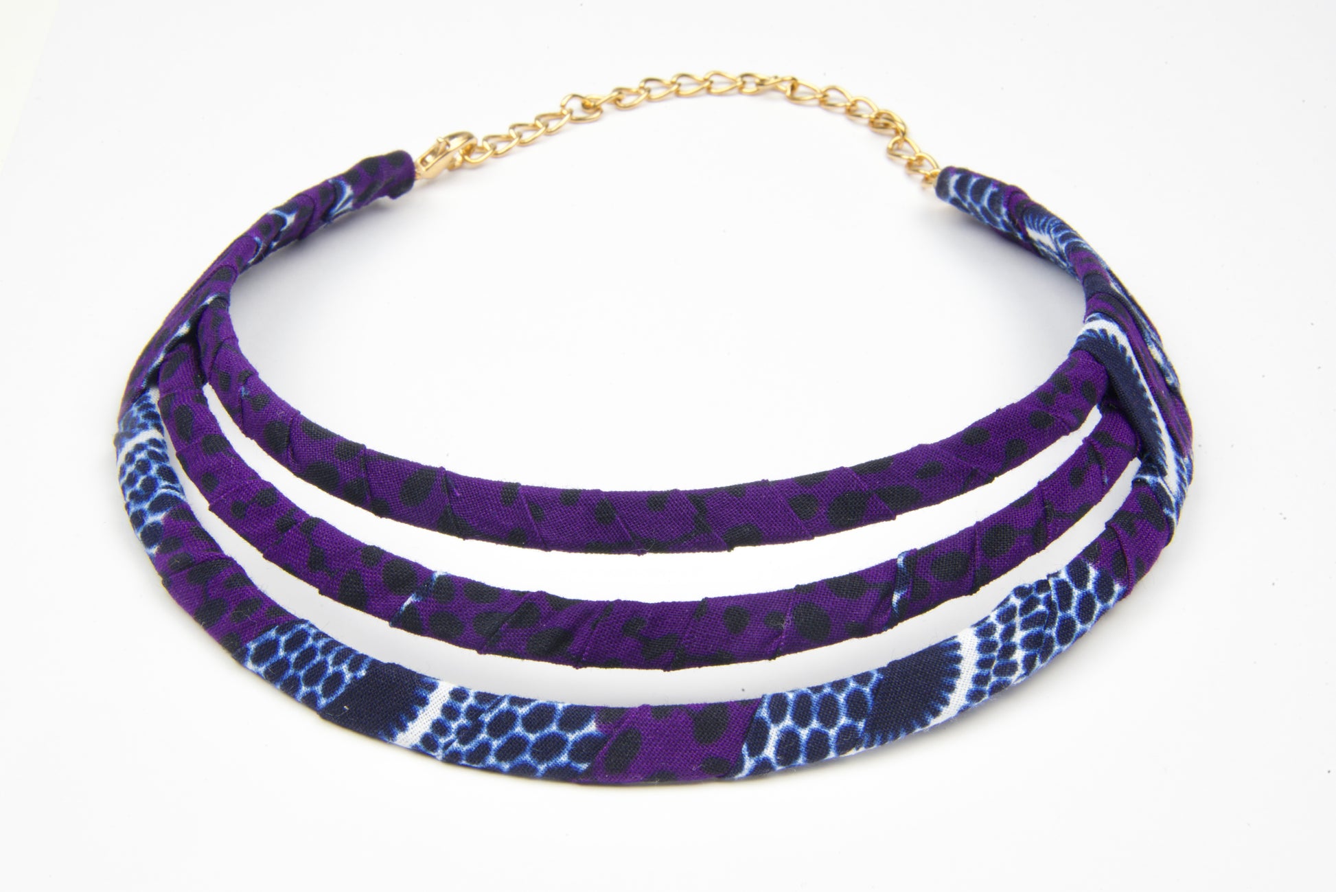 Collier ras de cou support métal et  en tissu wax violet noir bleu et blanc, fabrication artisanale