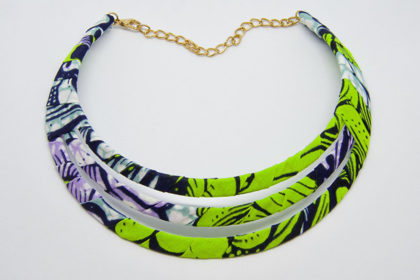  Collier Ras de Cou en métal et tissu wax bleu, vert, violet, blanc