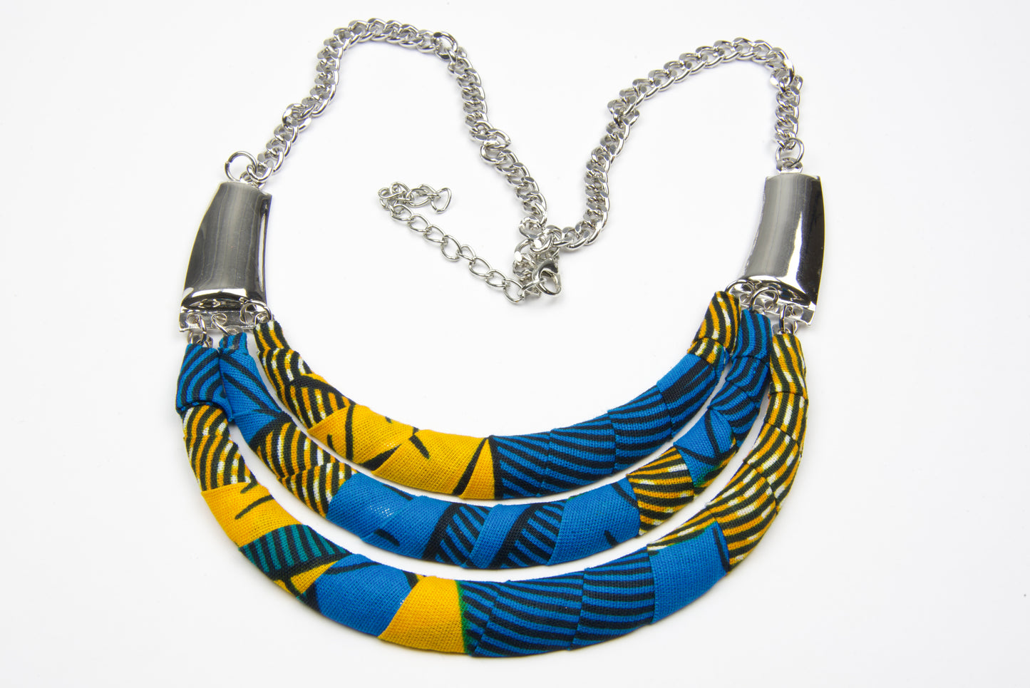 Collier artisanale princesse métal léger et tissu wax, couleurs bleu, jaune et noir  