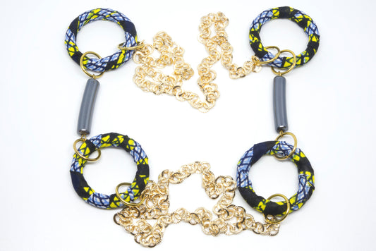 autoir artisanal en wax bleu et jaune avec motifs zèbre, triple rang plastron et chaîne dorée- Bijou africain