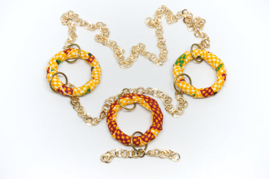 Collier sautoir femme en tissu wax orange rouge et vert avec trois anneaux recouverts motif Kente et chaîne dorée - Djêkoo Wax

