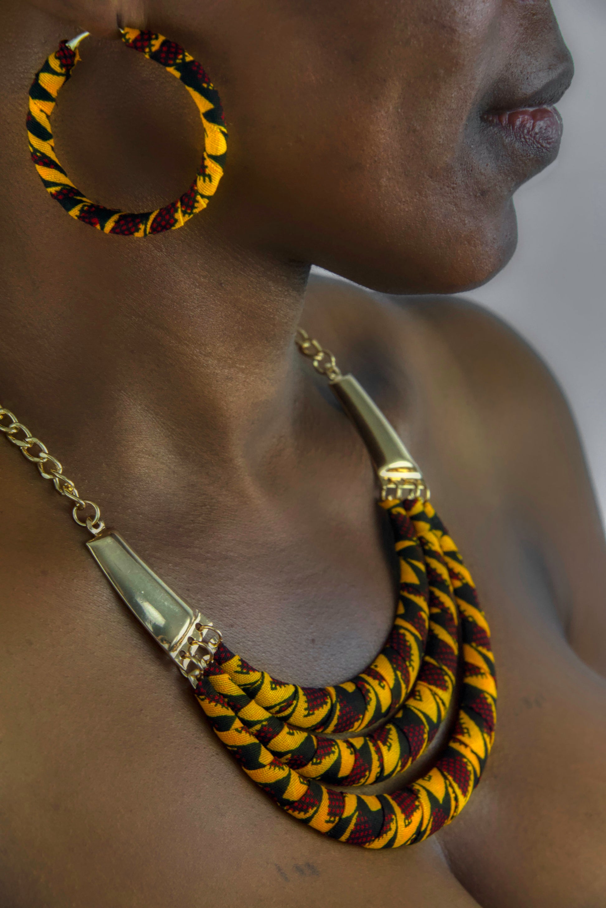 Colliers et boucles d'oreilles en tissu wax jaune rouge et noir, fabrication artisanales 