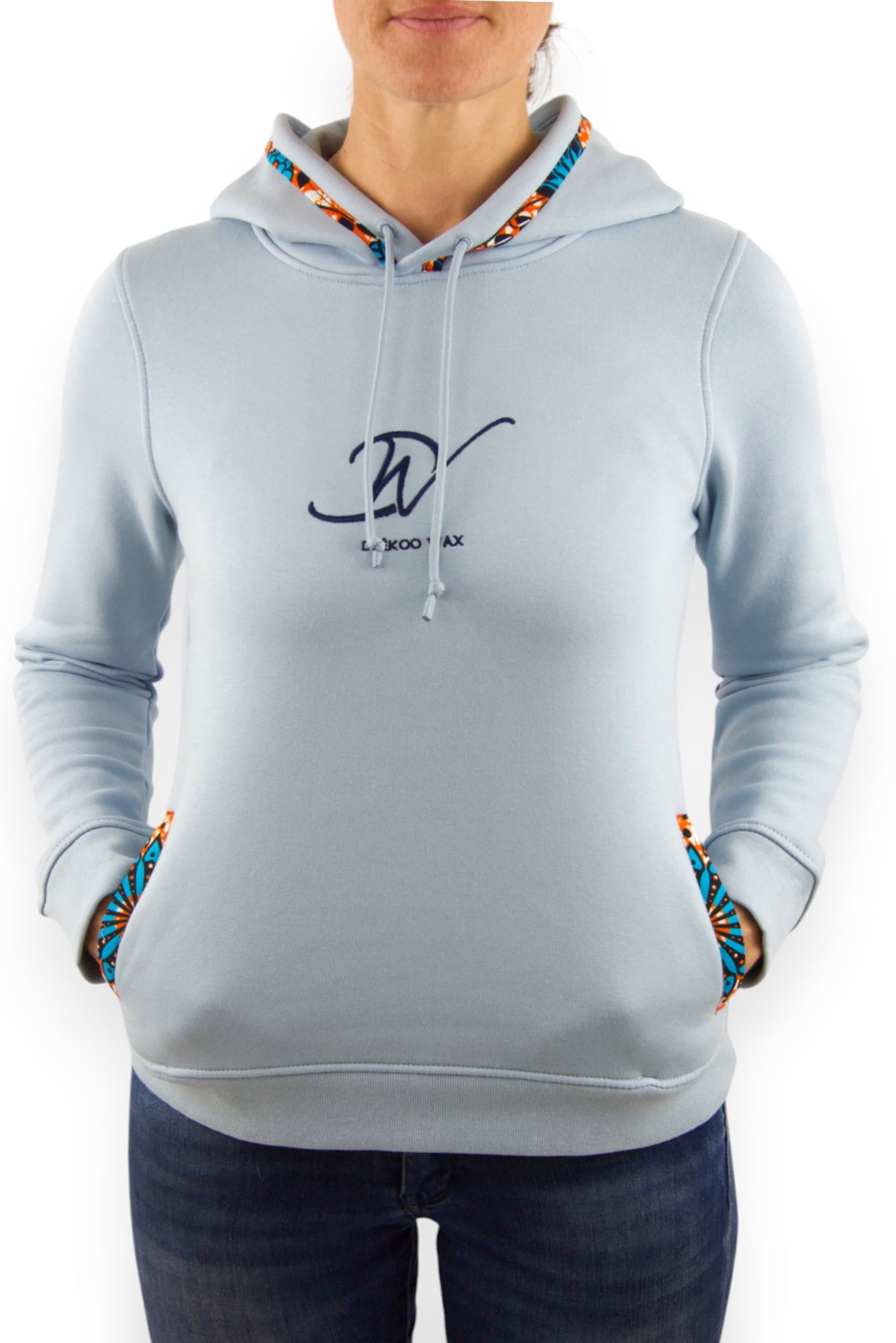 Sweat à capuche bio taille S pour femme de couleur bleu ciel avec tissu Wax brodé sur les bords des poches latérales et de la capuche