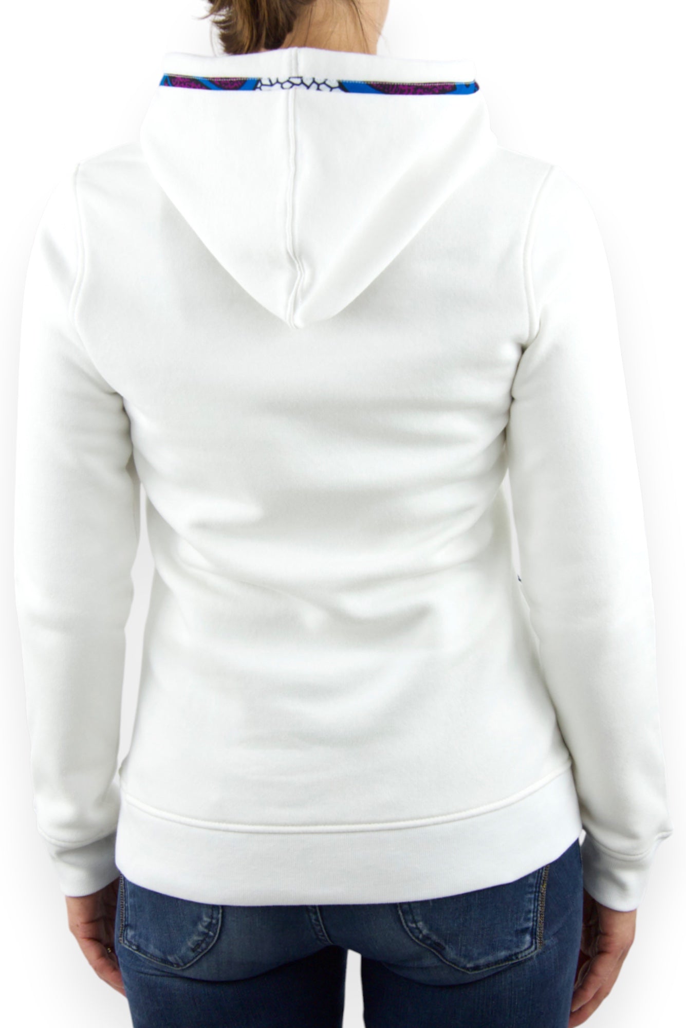 Sweat à capuche bio taille S pour femme de couleur blanche avec tissu Wax brodé sur les bords des poches latérales et de la capuche