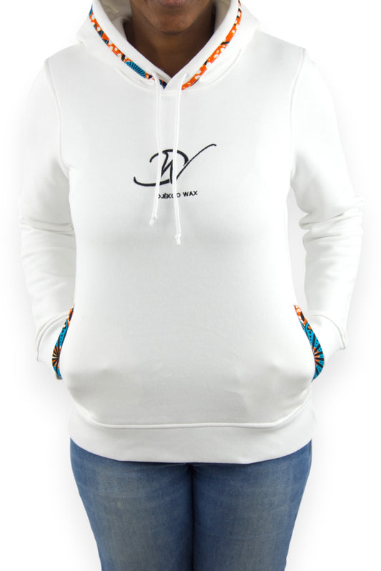 Sweat à capuche bio pour femme de couleur blanche avec tissu wax orange bleu blanc noir et logo Djêkoo Wax brodé noir