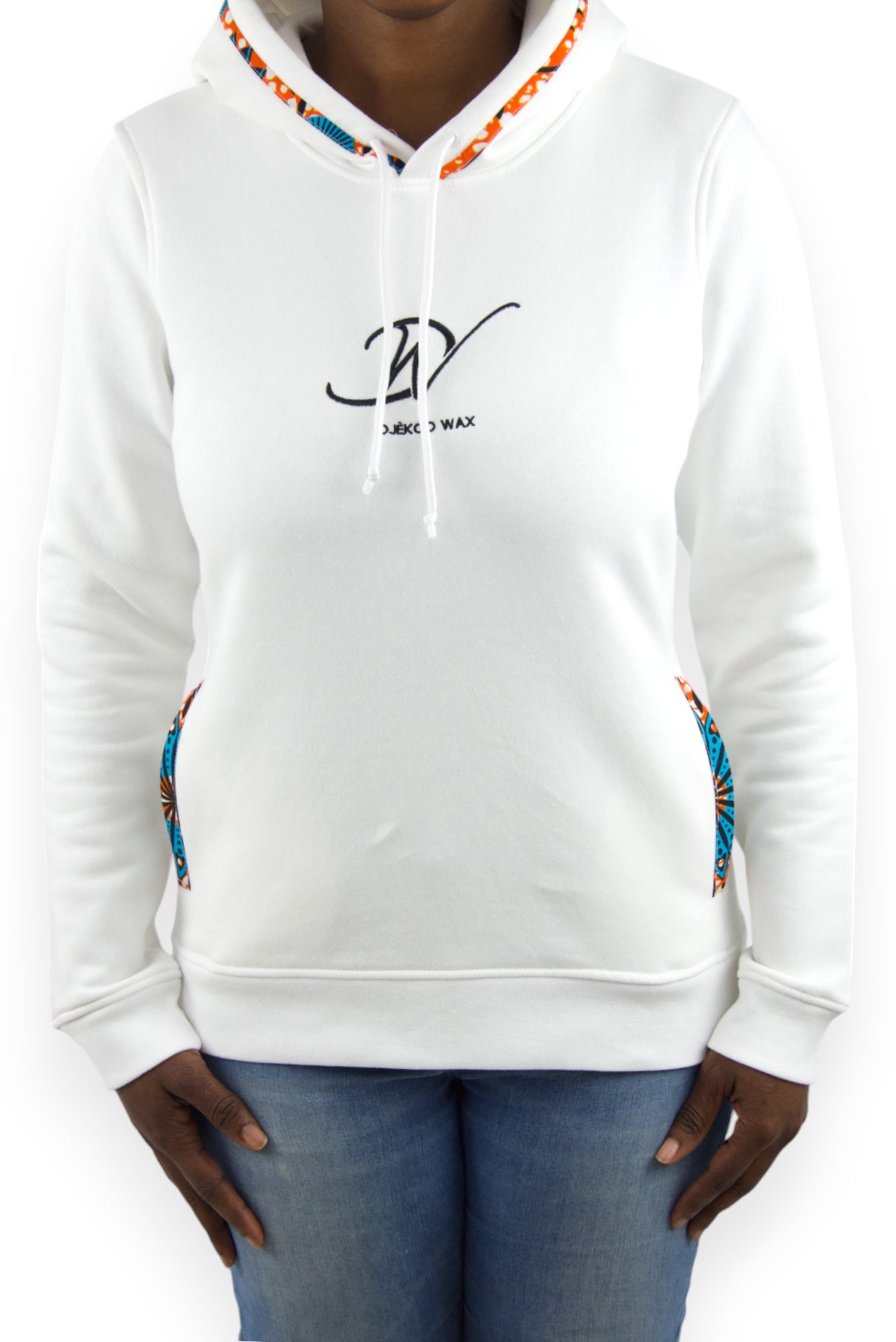 Sweat à capuche bio pour femme de couleur blanche avec tissu wax orange bleu blanc noir et logo Djêkoo Wax brodé noir