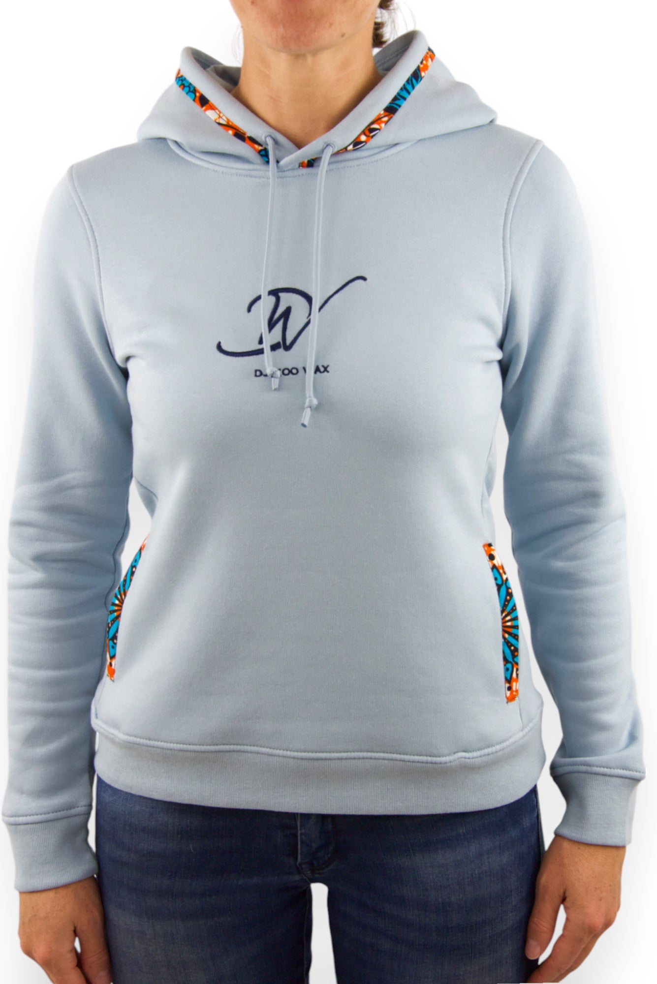 Sweat à capuche bio taille S pour femme de couleur bleu ciel avec tissu Wax brodé sur les bords des poches latérales et de la capuche