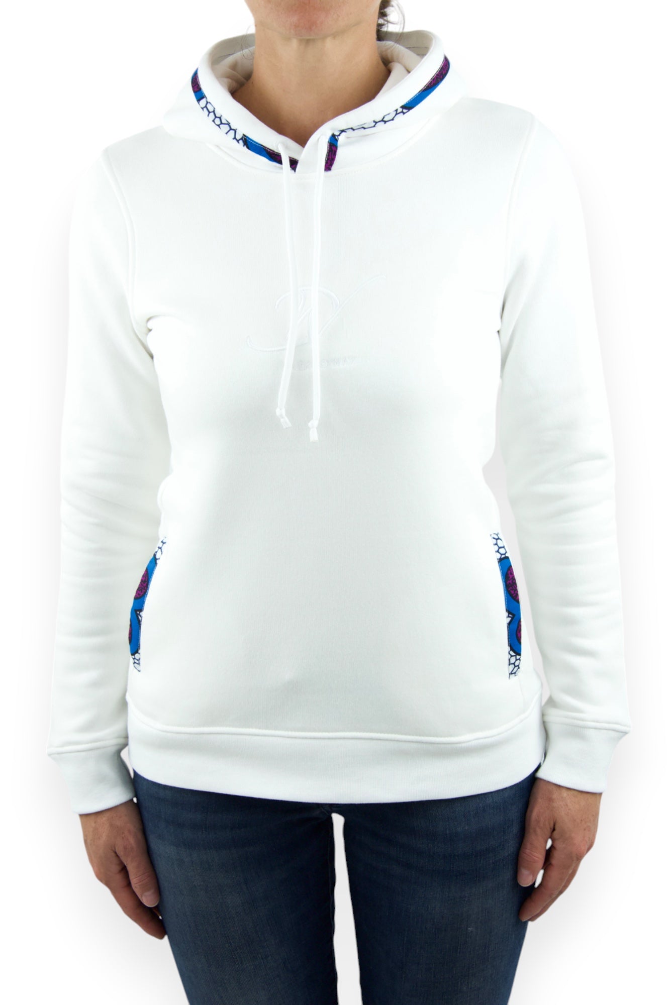 Sweat à capuche bio taille S pour femme de couleur blanche avec tissu Wax brodé sur les bords des poches latérales et de la capuche