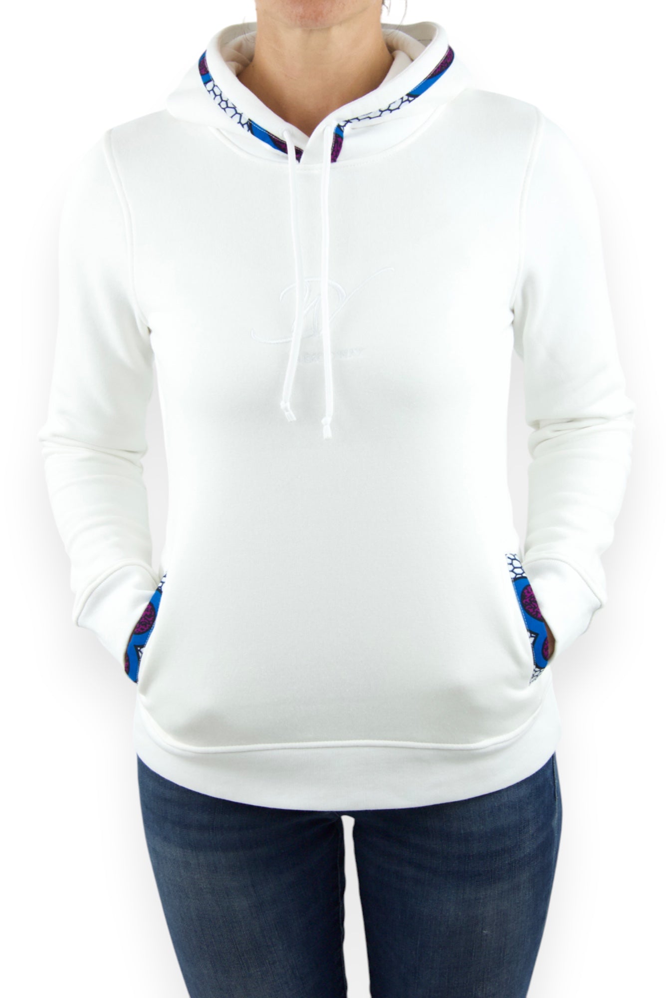 Sweat à capuche bio taille S pour femme de couleur blanche avec tissu Wax brodé sur les bords des poches latérales et de la capuche