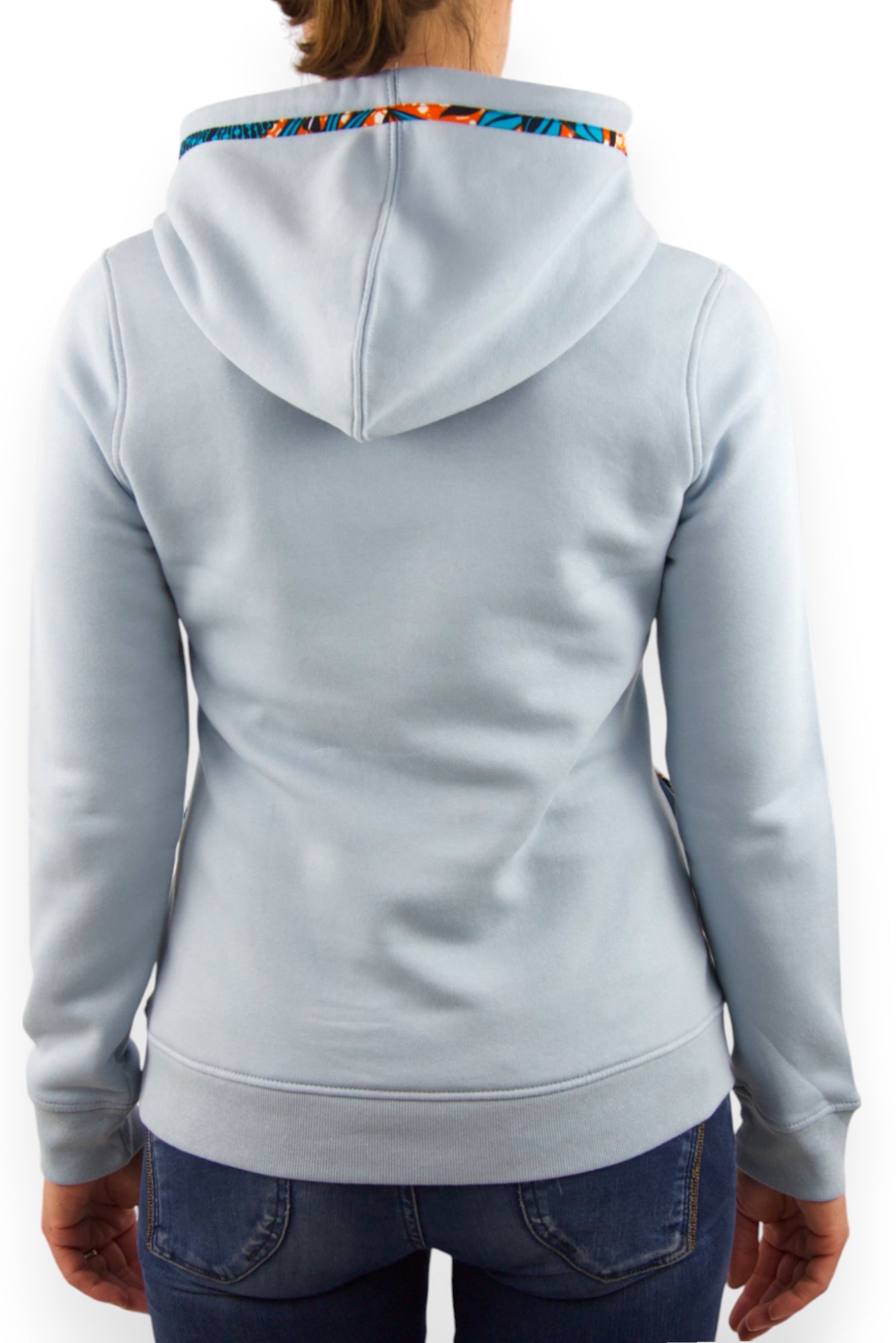 Sweat à capuche bio taille S pour femme de couleur bleu ciel avec tissu Wax brodé sur les bords des poches latérales et de la capuche