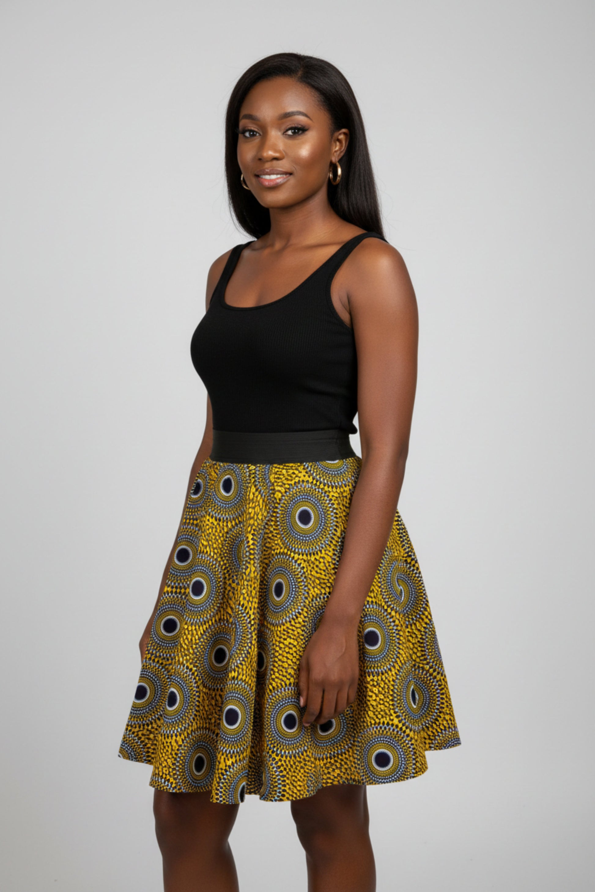 Jupe évasée en tissu wax jaune avec motifs cercles concentriques noirs et blancs - Vêtement éthique