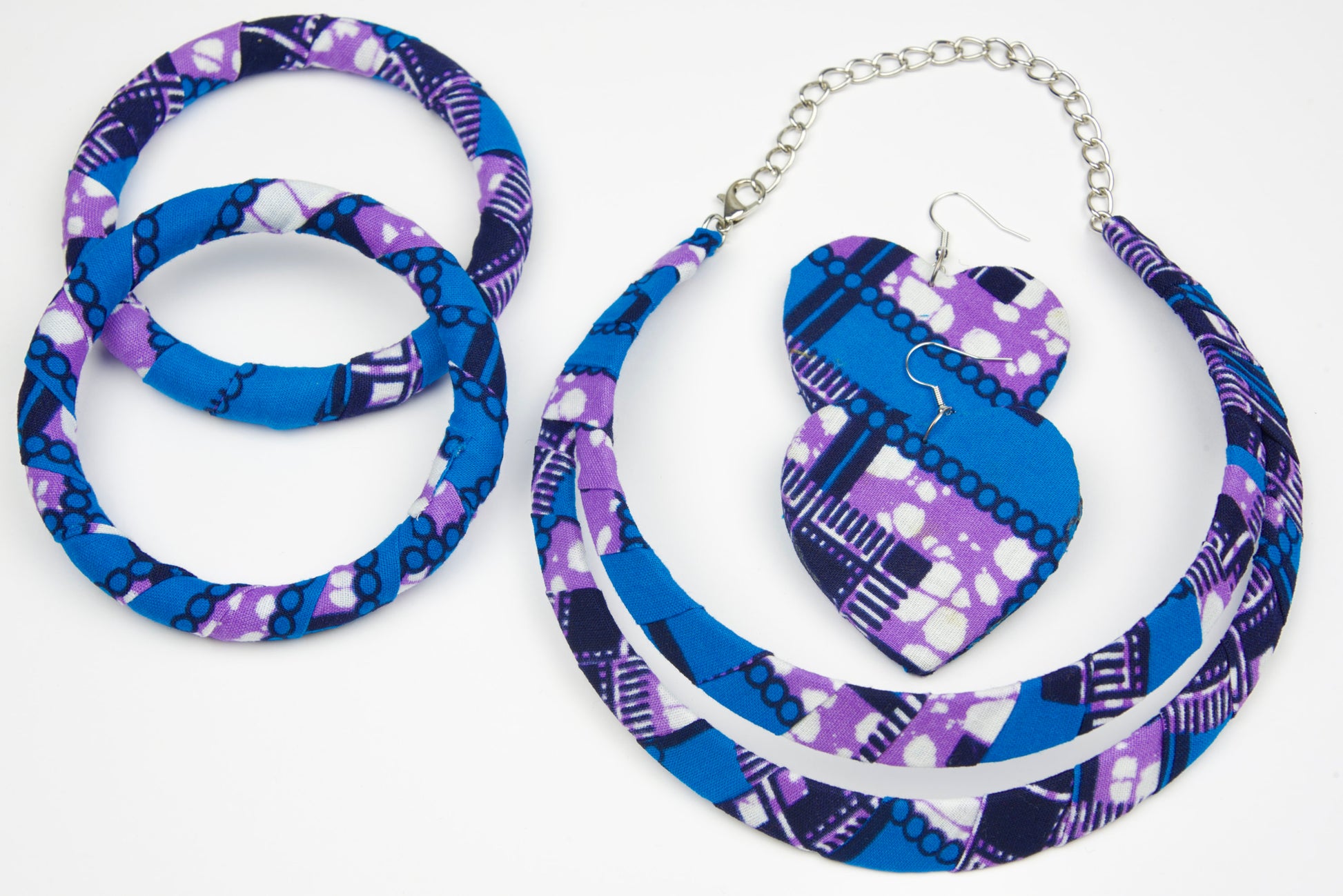 Parure Wax Ras De Cou - djekoowax.com - Boucles d'oreilles en forme de coeur - collier ras de cou et deux bracelets, fabrication artisanale- tissu wax bleu violet blanc