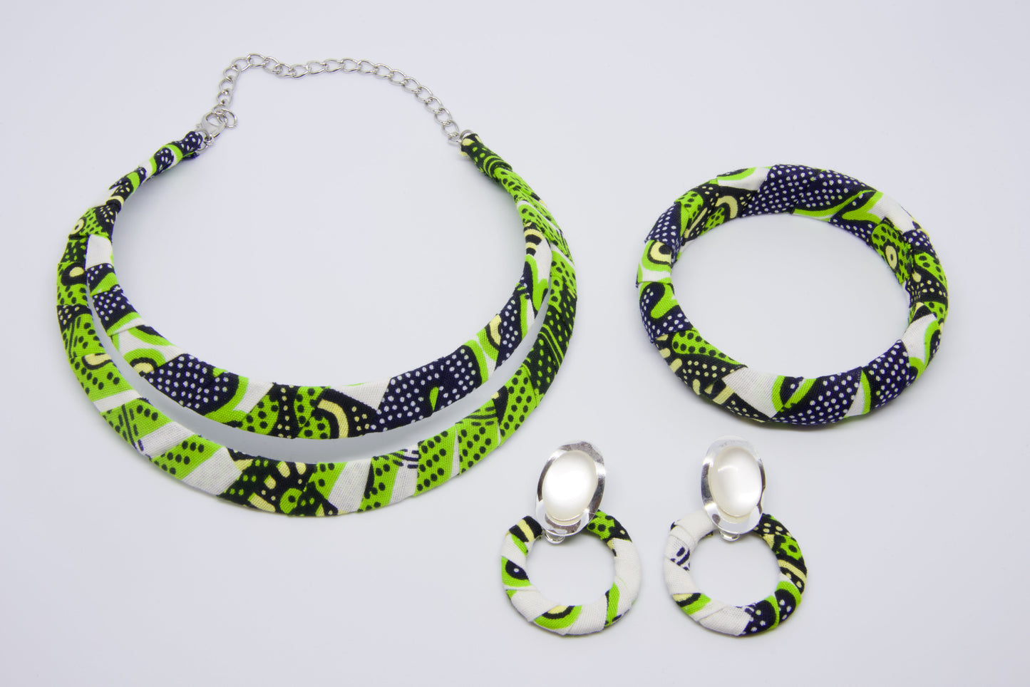 Parure Bijoux Fantaisie Artisanale en tissu Wax - Couleurs : vert, bleu, blanc, noir, jaune - djekoowax.com