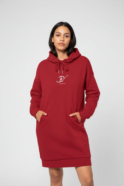 Femme portant une robe sweat rouge avec capuche kangourou et logo Djêkoo Wax blanc - Confort casual