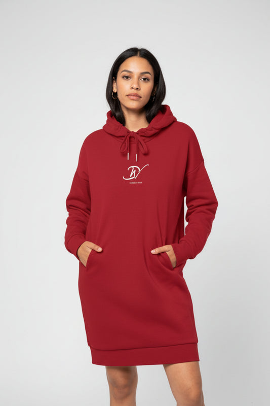 Femme portant une robe sweat rouge avec capuche kangourou et logo Djêkoo Wax blanc - Confort casual