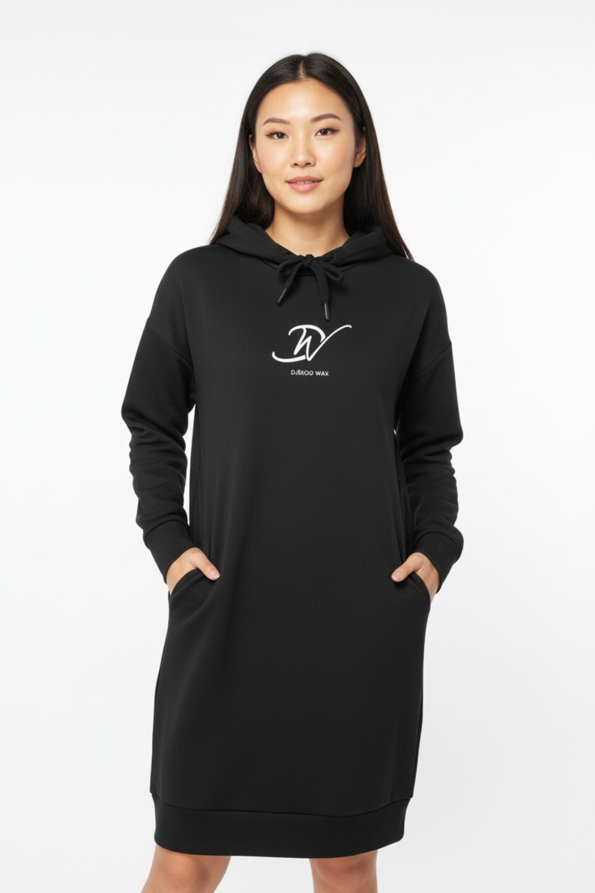 Femme portant une robe sweat noire avec capuche et logo Djêkoo Wax blanc - Style urbain confortable