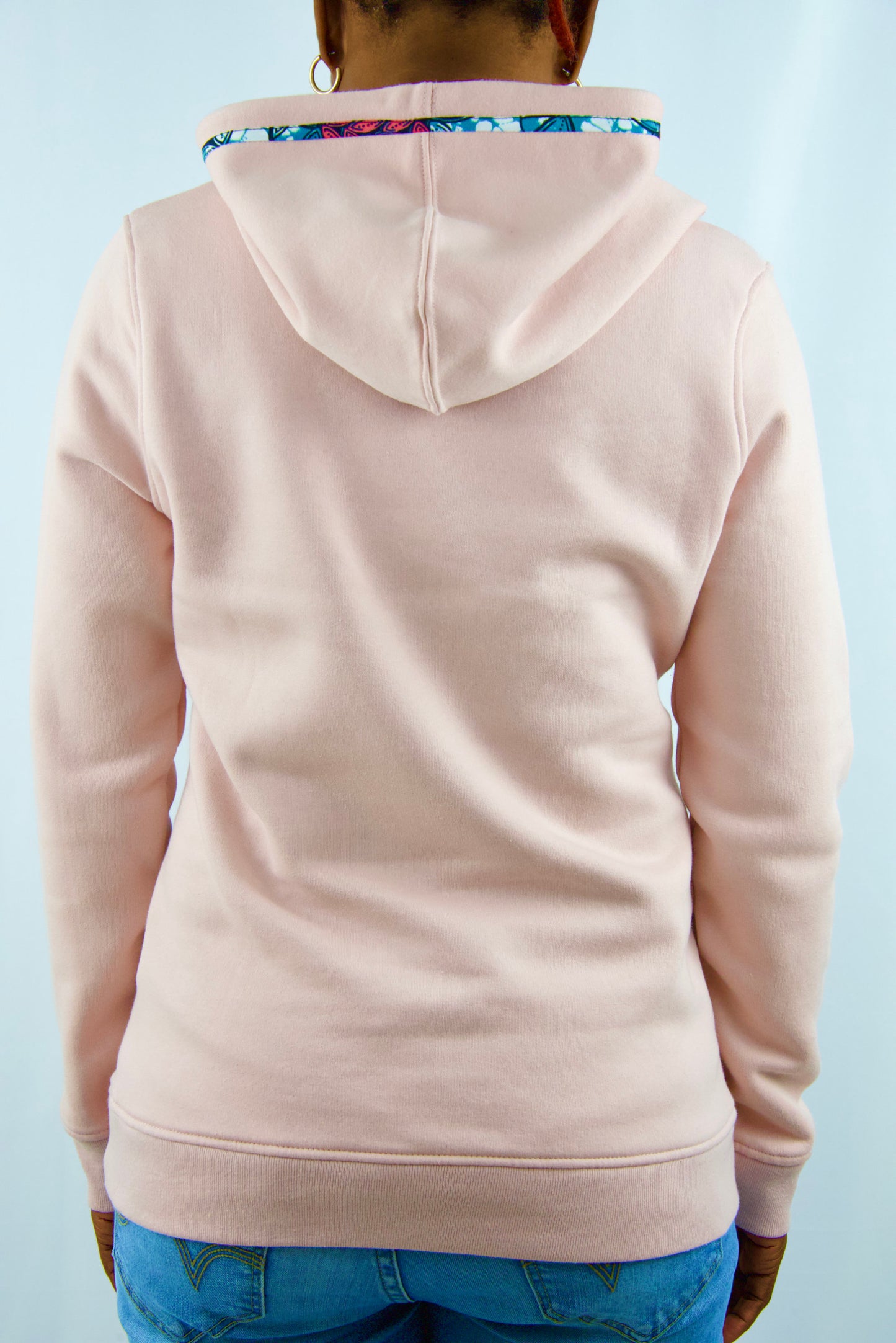 Sweat à capuche bio taille M pour femme de couleur beige avec tissu Wax brodé sur les bords des poches latérales et de la capuche