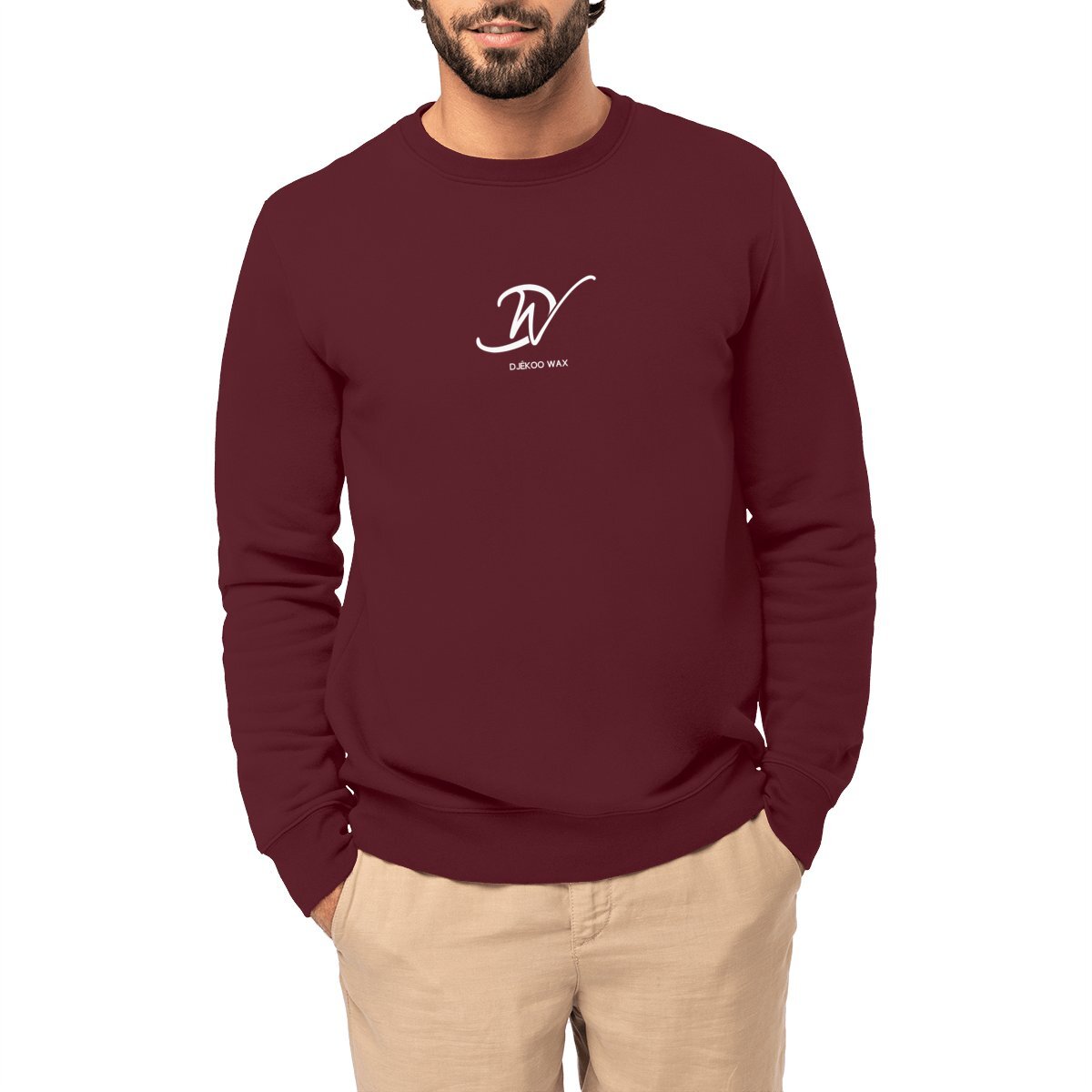 Homme portant un sweat-shirt col rond unisexe bio bordeaux avec monogramme DW cursif blanc centré poitrine et inscription DJÊKOO WAX - Mode africaine premium