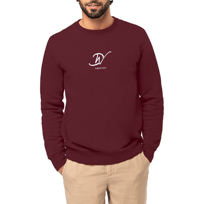 Homme portant un sweat-shirt col rond unisexe bio bordeaux avec monogramme DW cursif blanc centré poitrine et inscription DJÊKOO WAX - Mode africaine premium