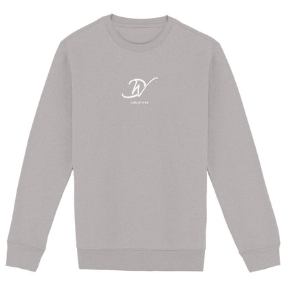 Vue produit sweat-shirt col rond unisexe bio gris clair à plat avec monogramme DW cursif blanc centré poitrine et inscription DJÊKOO WAX - Fashion africaine durable

