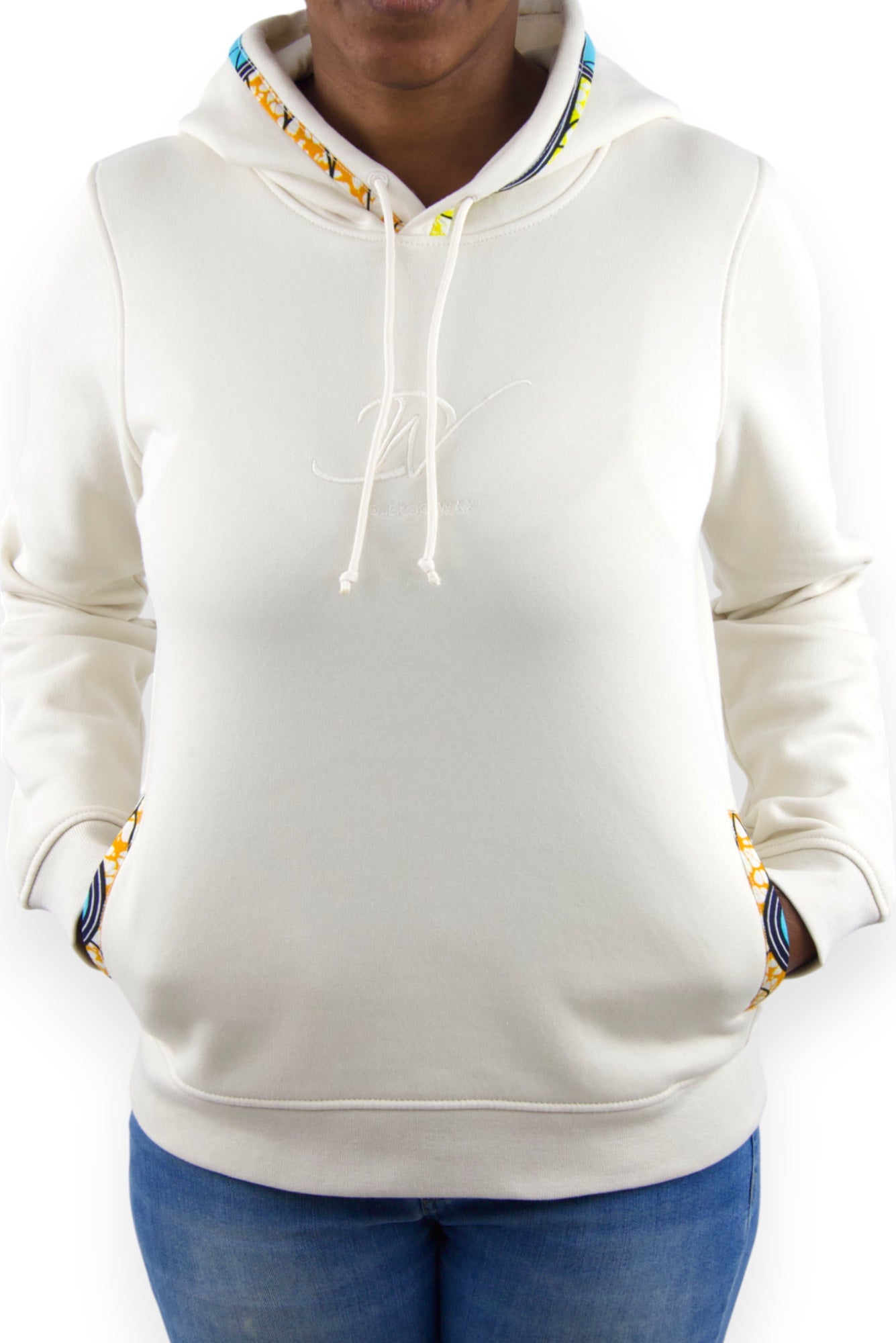 Sweat à capuche bio taille M pour femme de couleur beige avec tissu Wax brodé sur les bords des poches latérales et de la capuche