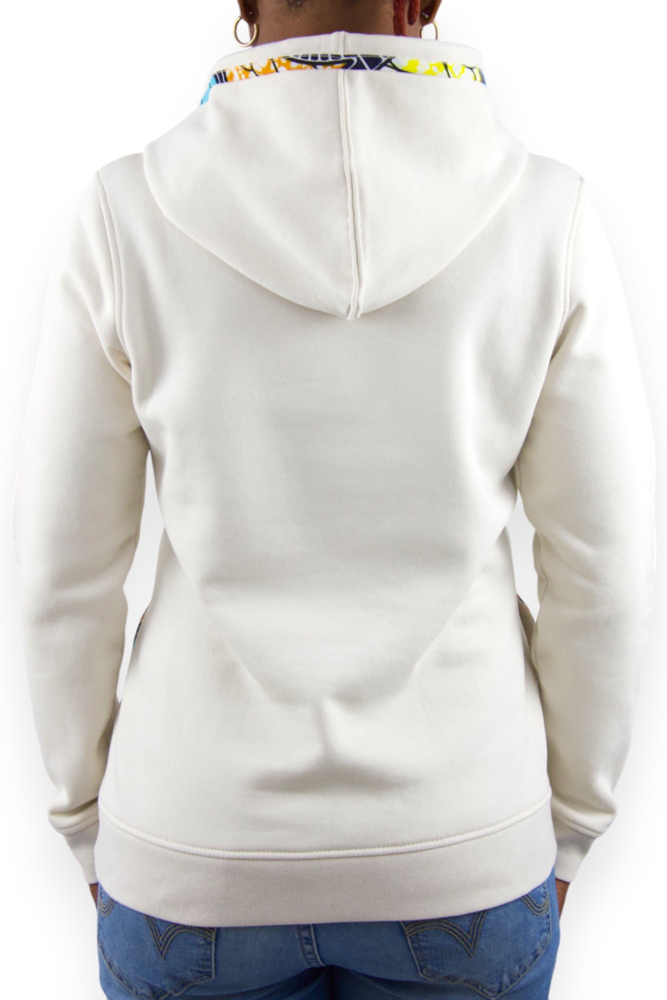 Sweat à capuche bio taille M pour femme de couleur beige avec tissu Wax brodé sur les bords des poches latérales et de la capuche