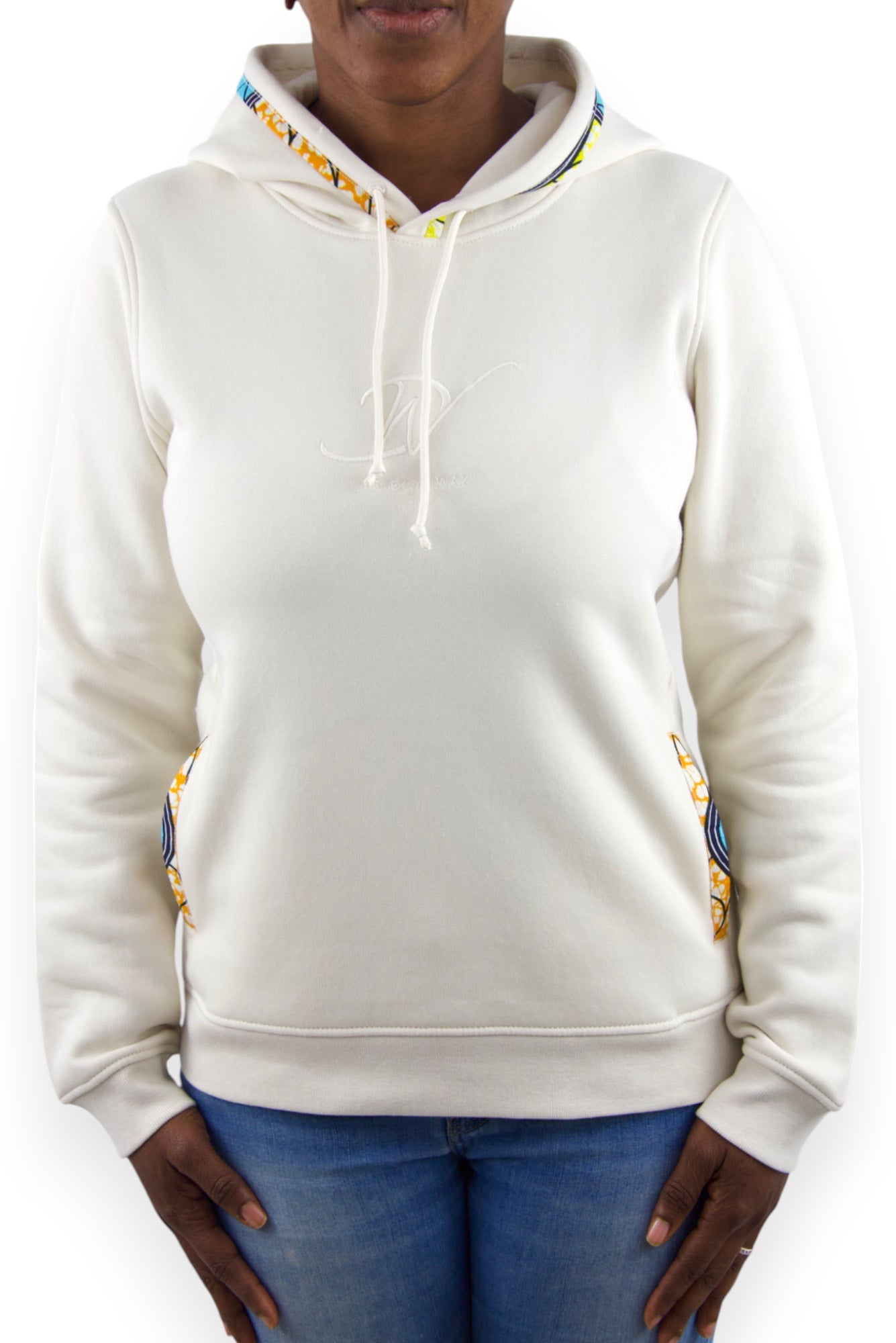 Sweat à capuche bio taille M pour femme de couleur beige avec tissu Wax brodé sur les bords des poches latérales et de la capuche