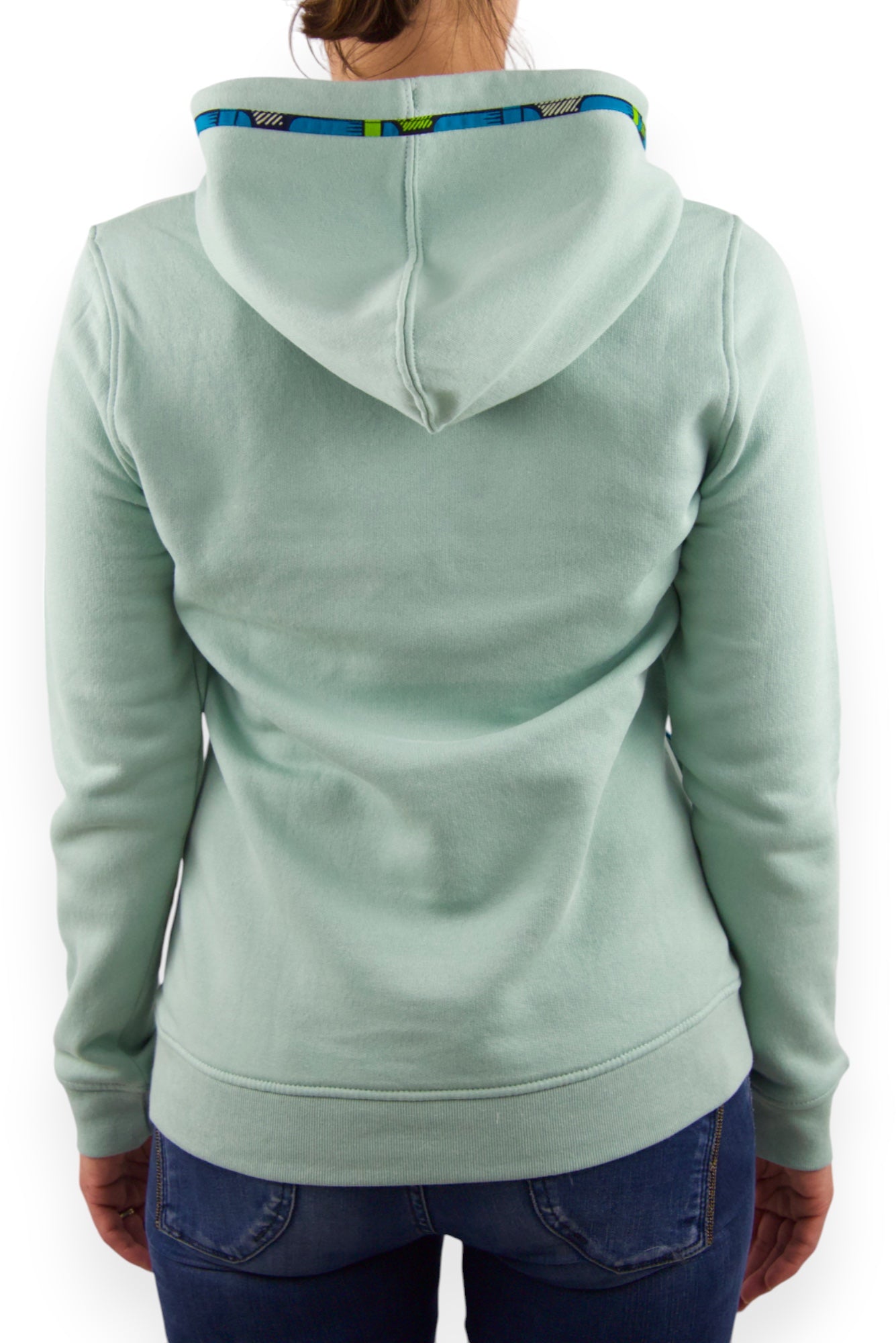 Sweat à capuche bio taille S pour femme de couleur verte avec tissu Wax brodé sur les bords des poches latérales et de la capuche