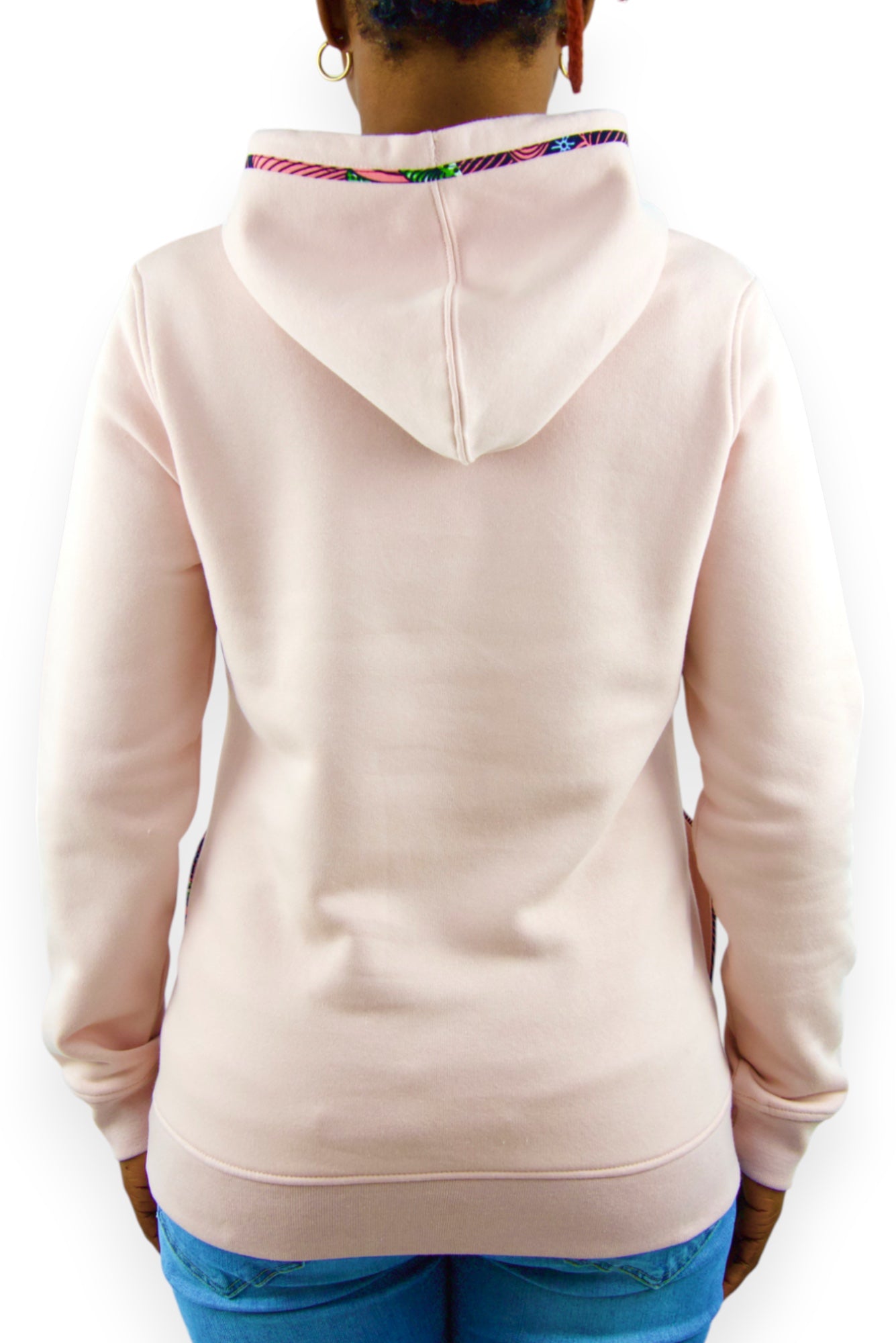 Sweat à capuche bio taille M pour femme de couleur Rose avec tissu Wax brodé sur les bords des poches latérales et de la capuche