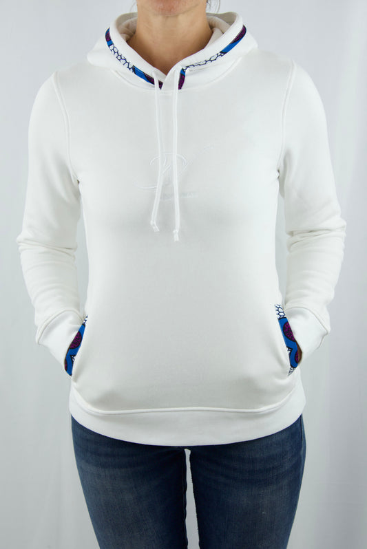 Sweat à capuche bio taille S pour femme de couleur blanche avec tissu Wax brodé sur les bords des poches latérales et de la capuche