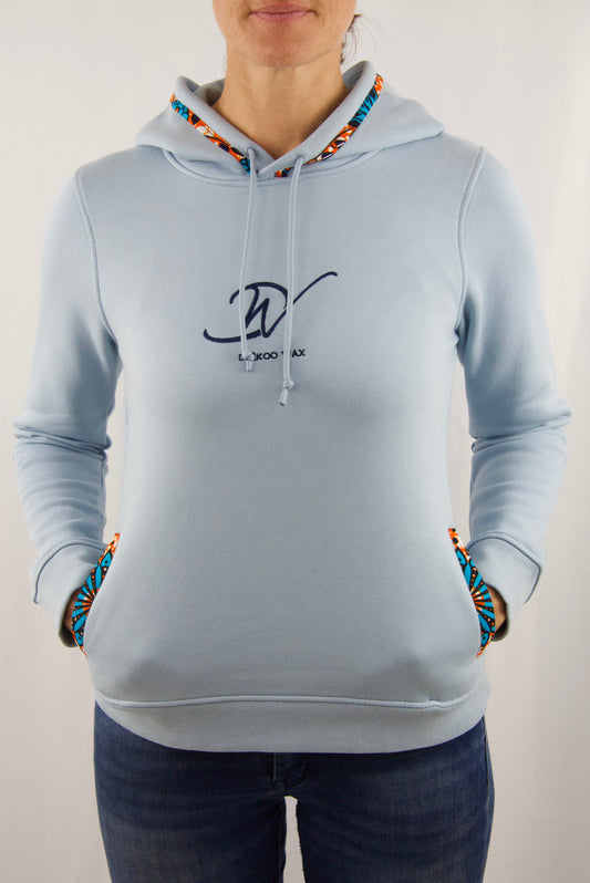 Sweat à capuche bio taille S pour femme de couleur bleu ciel avec tissu Wax brodé sur les bords des poches latérales et de la capuche