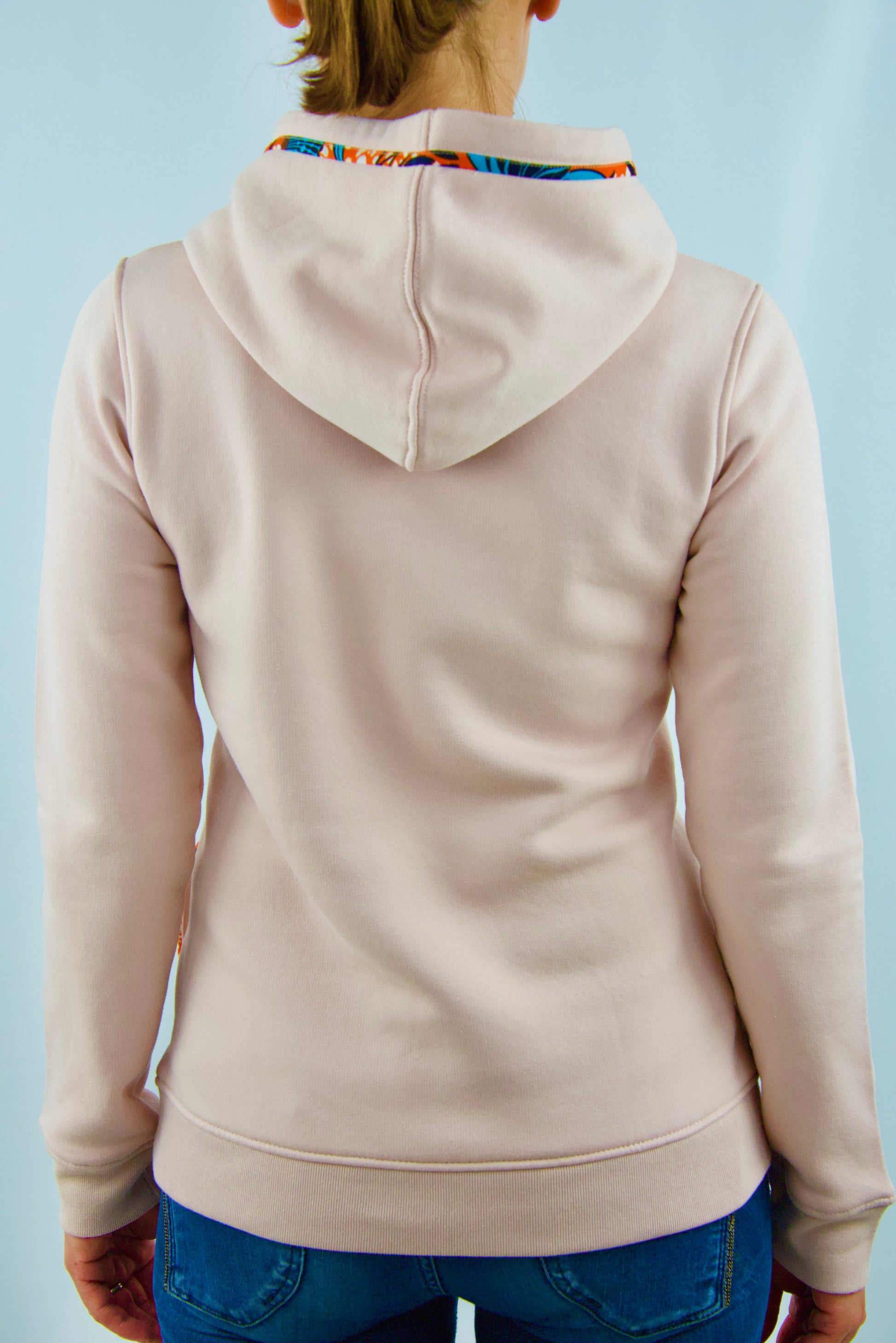 Sweat à capuche bio taille S pour femme de couleur rose avec tissu Wax brodé sur les bords des poches latérales et de la capuche