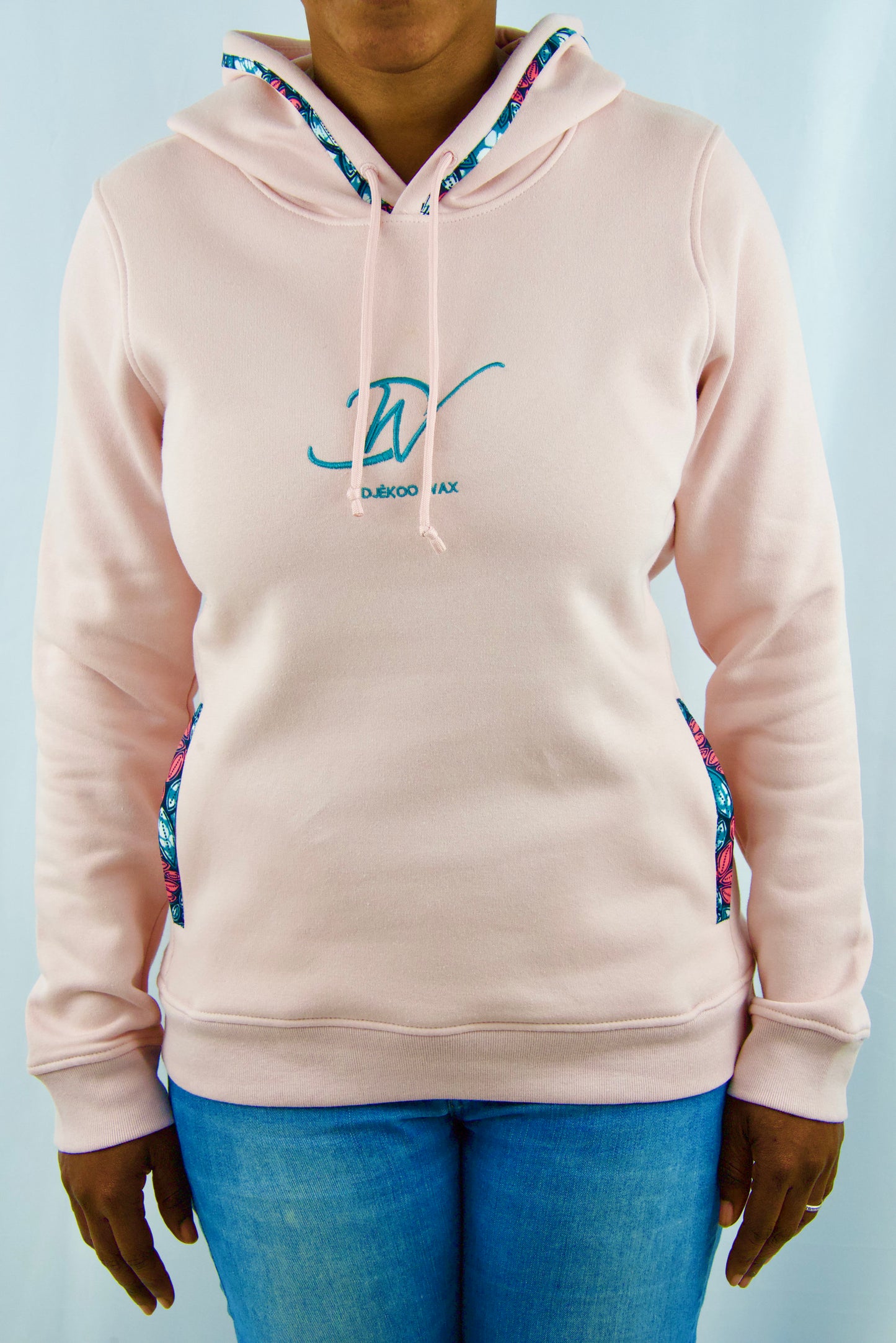 Sweat à capuche bio taille M pour femme de couleur Rose avec tissu Wax brodé sur les bords des poches latérales et de la capuche