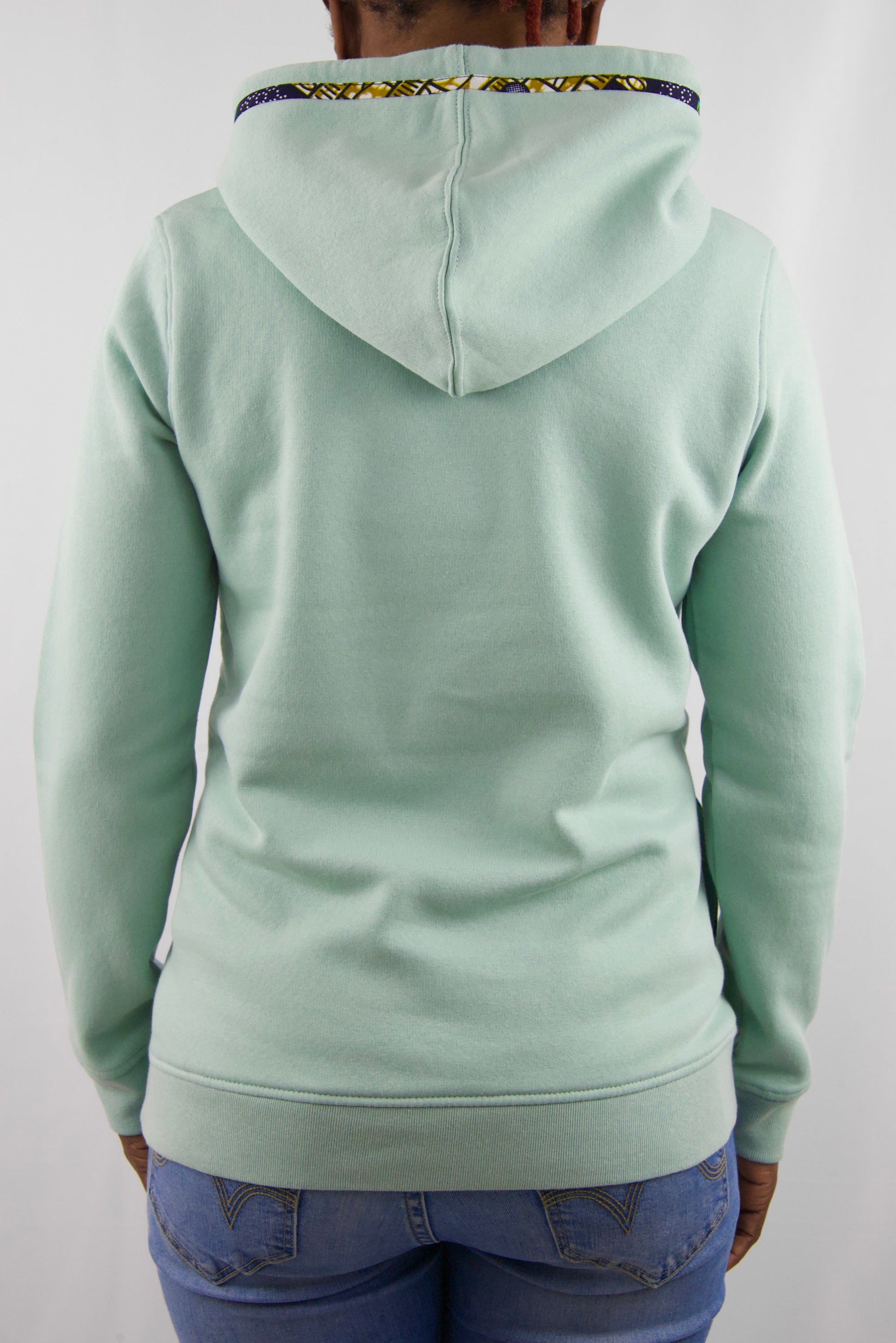 Sweat à capuche bio pour femme de couleur verte avec tissu Wax brodé sur les bords des poches latérales et de la capuche