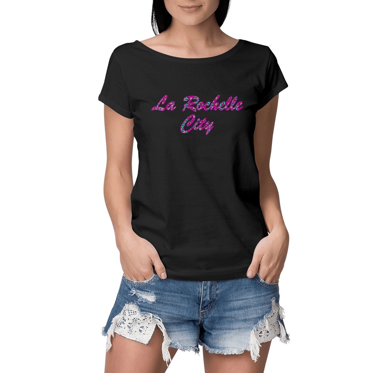 Femme portant un T-Shirt Noir 100% Coton Bio - Imprimé La Rochelle City motif wax rose bleu 