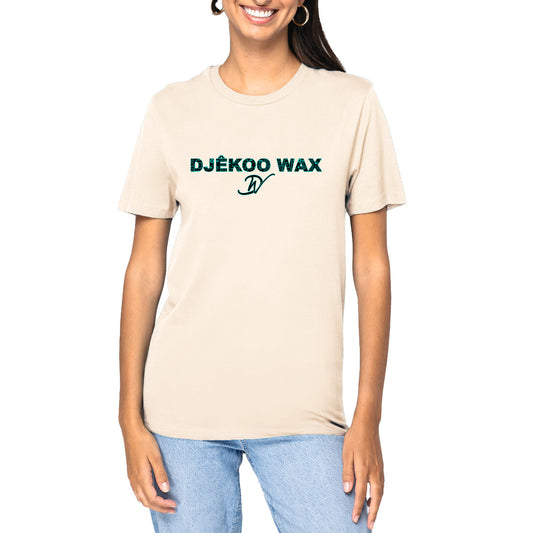 Femme souriante portant un t-shirt unisexe beige en coton biologique avec logo Djêkoo Wax imprimé vert émeraude - Mode africaine éco-responsable