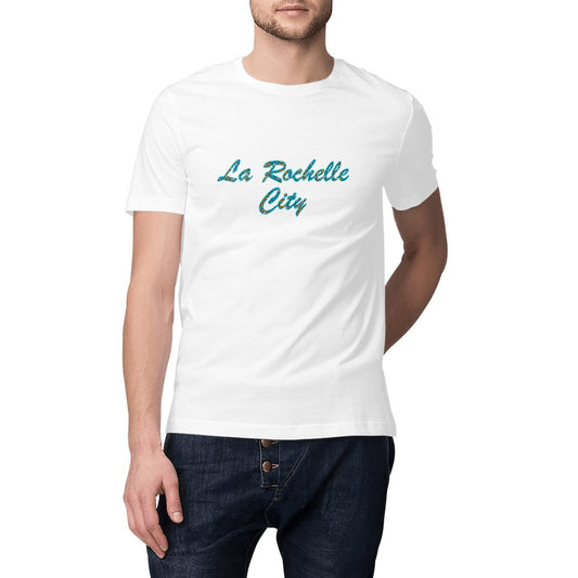 Homme portant un t-shirt unisexe blanc en coton biologique avec inscription cursive La Rochelle City remplie de motifs wax bleu turquoise et jaune - Souvenir La Rochelle éthique