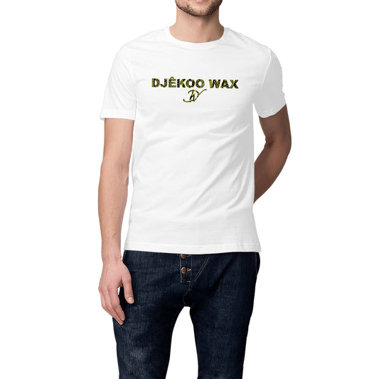 Homme portant un t-shirt unisexe blanc en coton biologique avec logo Djêkoo Wax imprimé tissu wax jaune et noir - Mode africaine éco-responsable